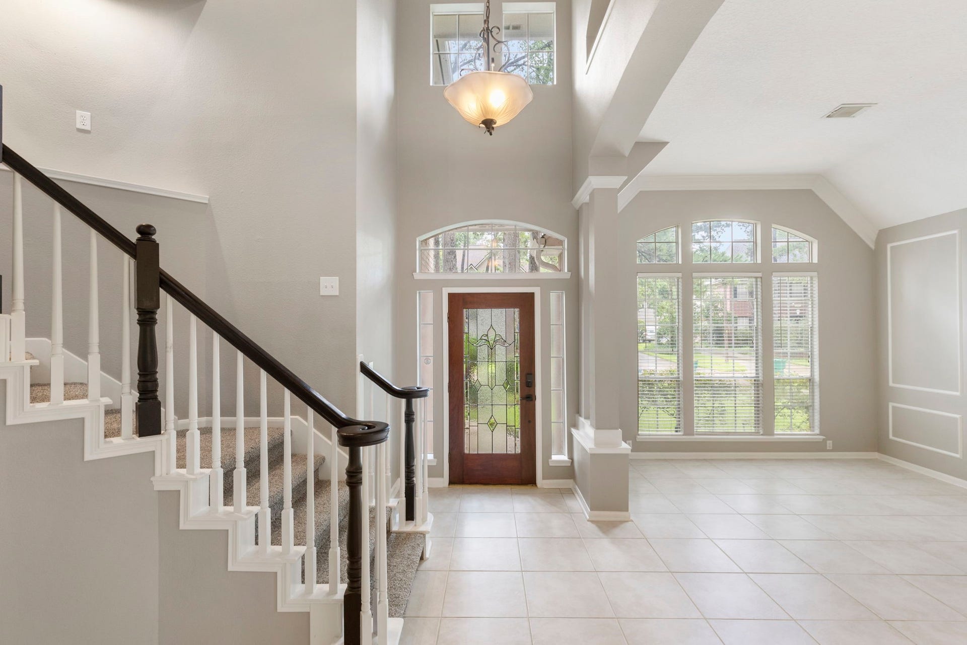 27 Stargazer Place, The Woodlands, TX 77381 There is a lot of natural light streaming into the home.