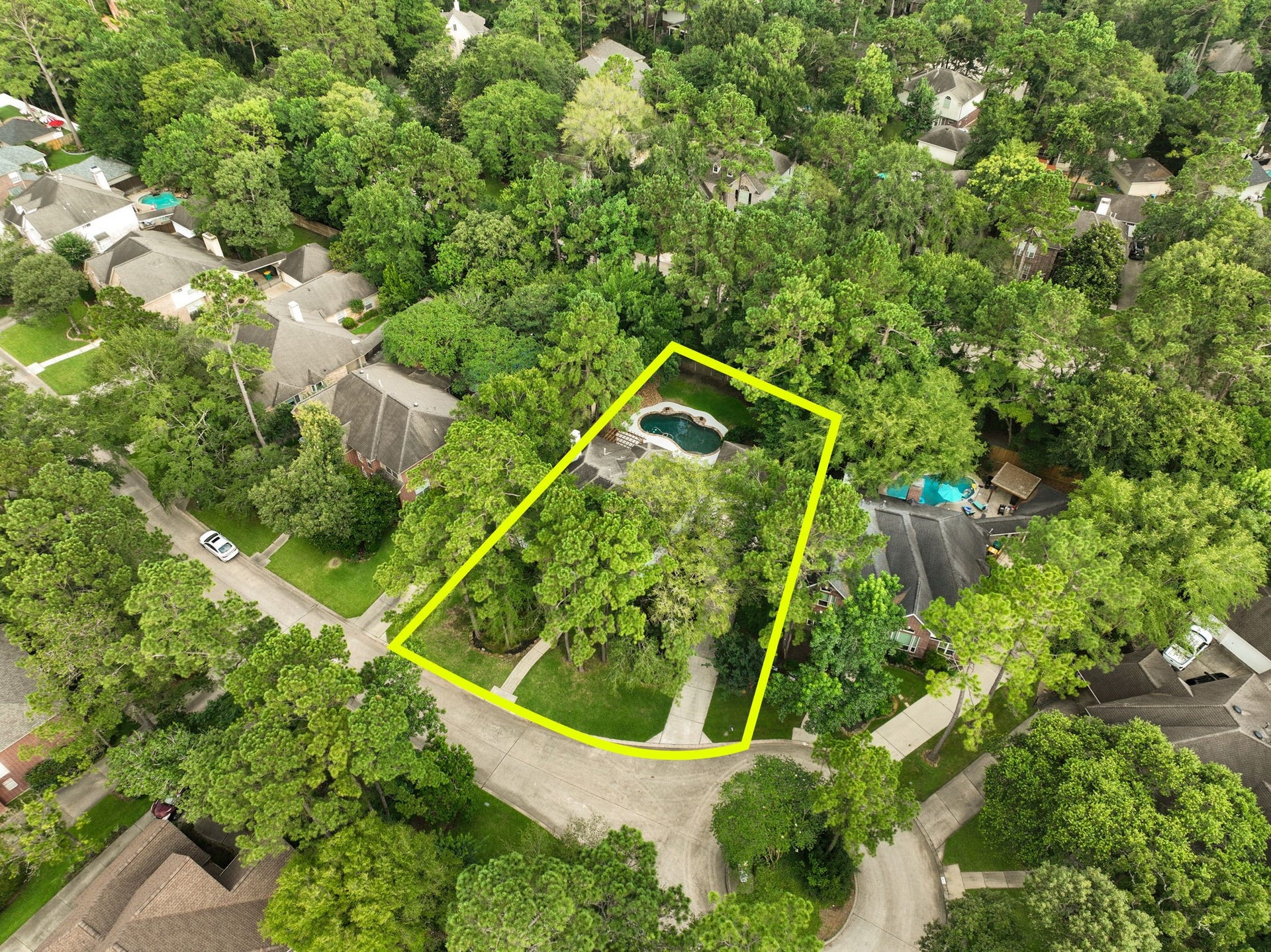 27 Stargazer Place, The Woodlands, TX 77381 This beautiful home is located toward the end of a cul-de-sac.