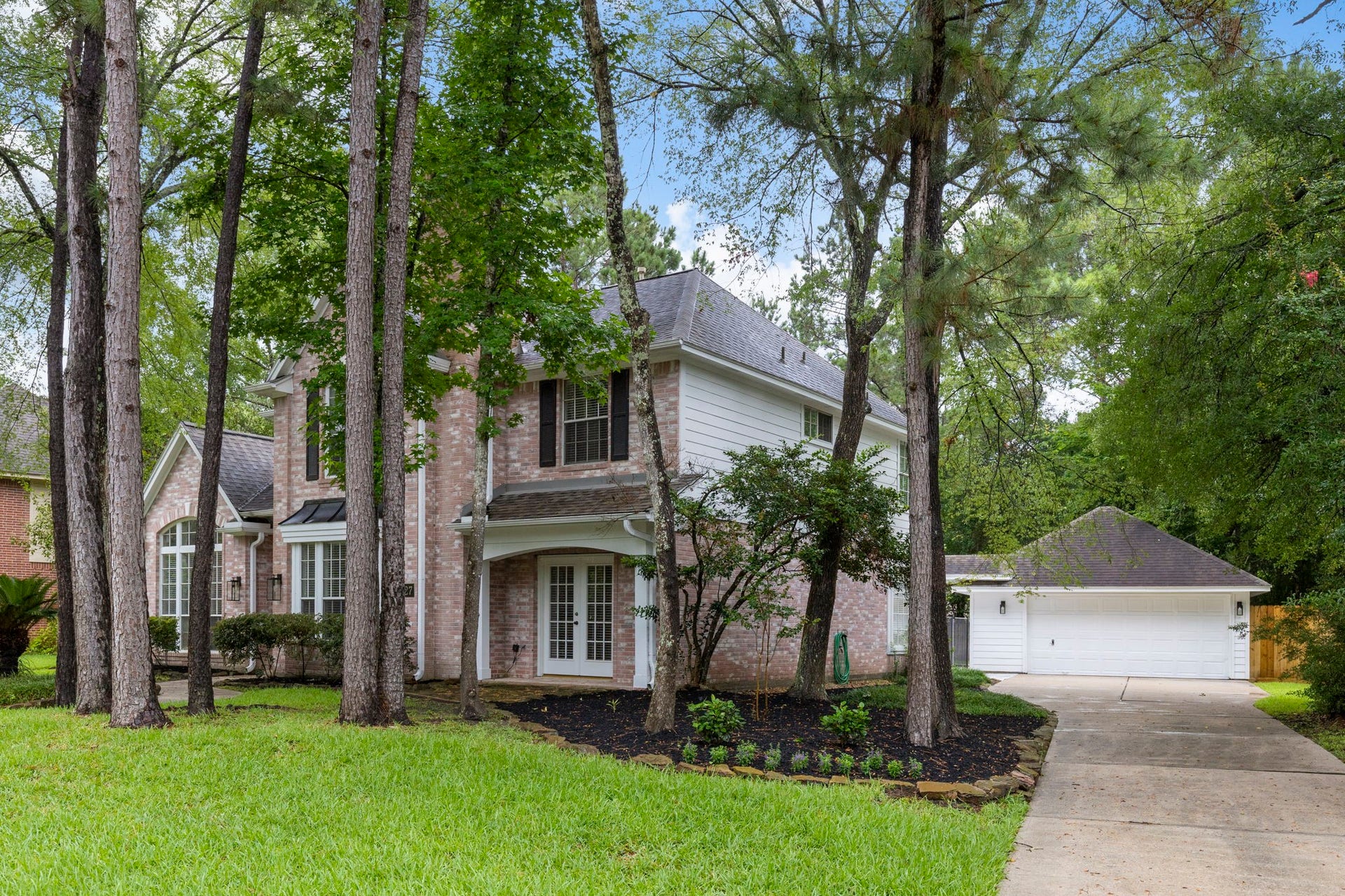 27 Stargazer Place, The Woodlands, TX 77381 Long driveway leading two a two car detached garage.