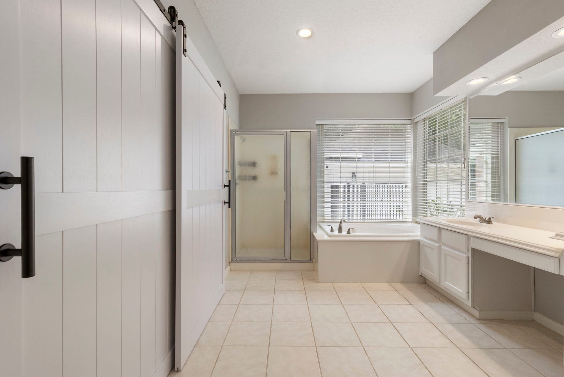 27 Stargazer Place, The Woodlands, TX 77381 The En Suite bathroom offers a soaking tub, separate shower, double vanities, and a walk-in closet.