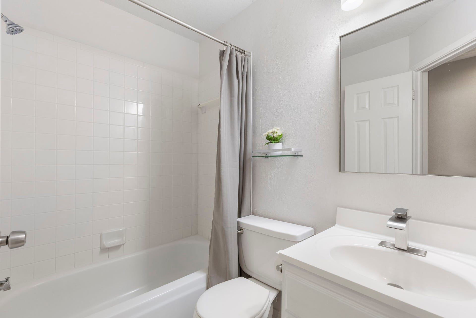 27 Stargazer Place, The Woodlands, TX 77381 The second bathroom located on the second floor allows easy access for those in the Game Room or in the bedroom across the hall.