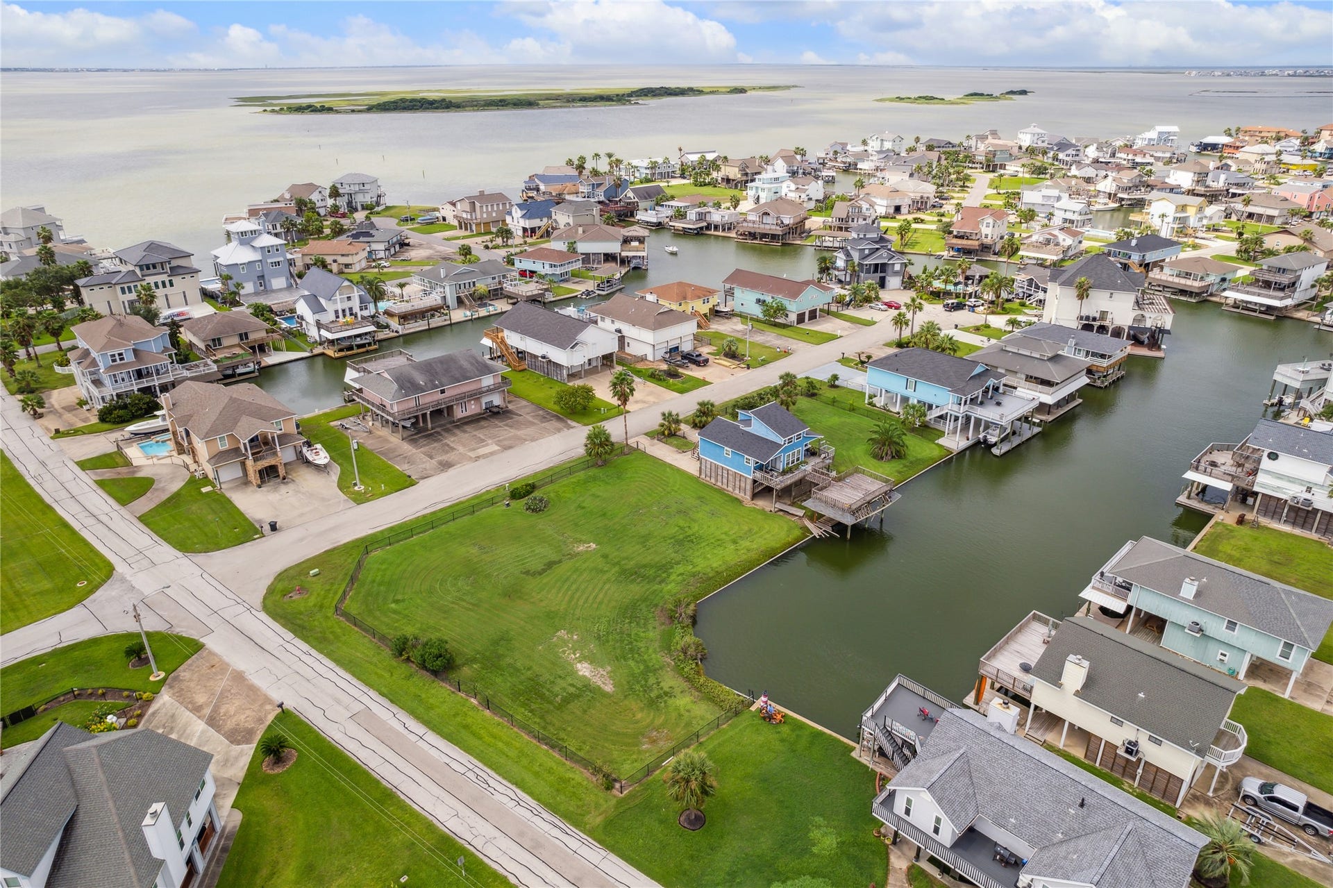 1302 & 1306 Maui Drive, Tiki Island, TX 77554 1302 & 1306 Maui Drive, Tiki Island, TX 77554