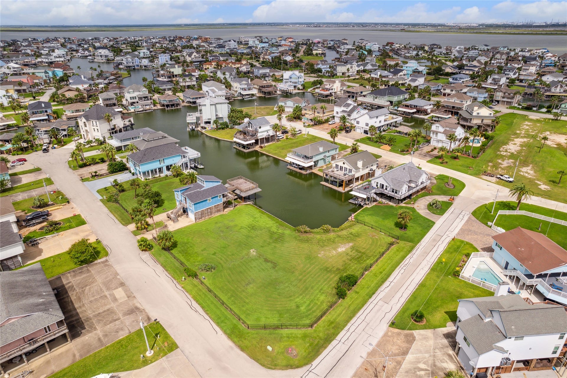 1302 & 1306 Maui Drive, Tiki Island, TX 77554 1302 & 1306 Maui Drive, Tiki Island, TX 77554