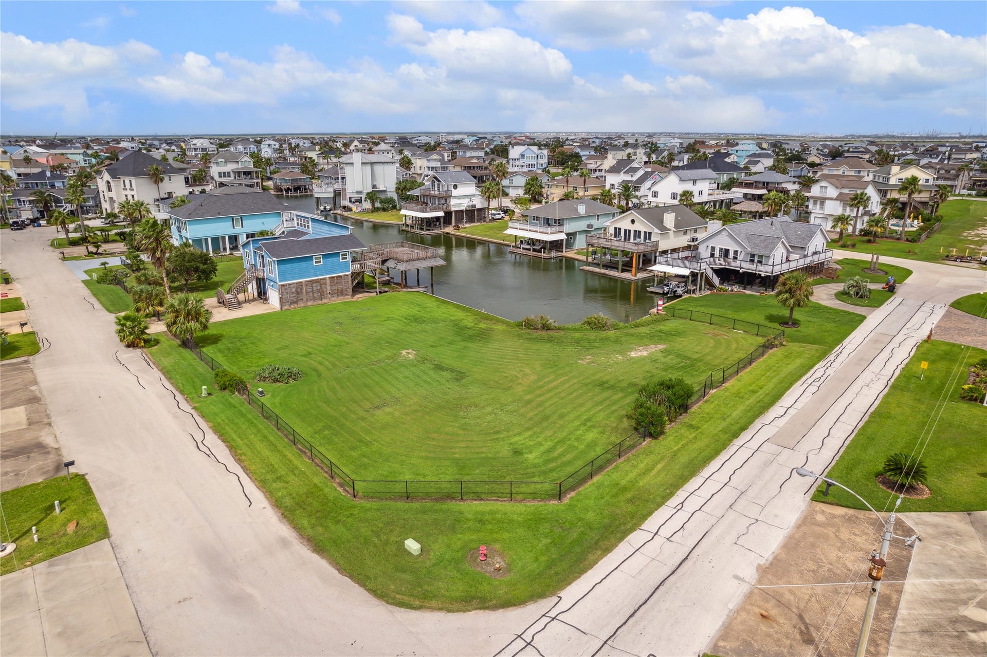 1302 & 1306 Maui Drive, Tiki Island, TX 77554 1302 & 1306 Maui Drive, Tiki Island, TX 77554
