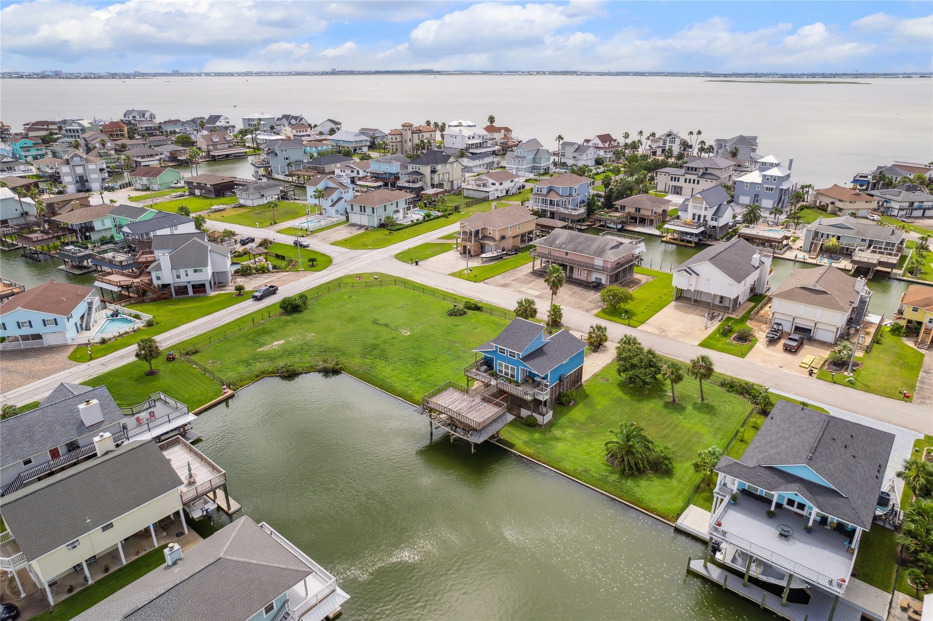 1302 & 1306 Maui Drive, Tiki Island, TX 77554 1302 & 1306 Maui Drive, Tiki Island, TX 77554
