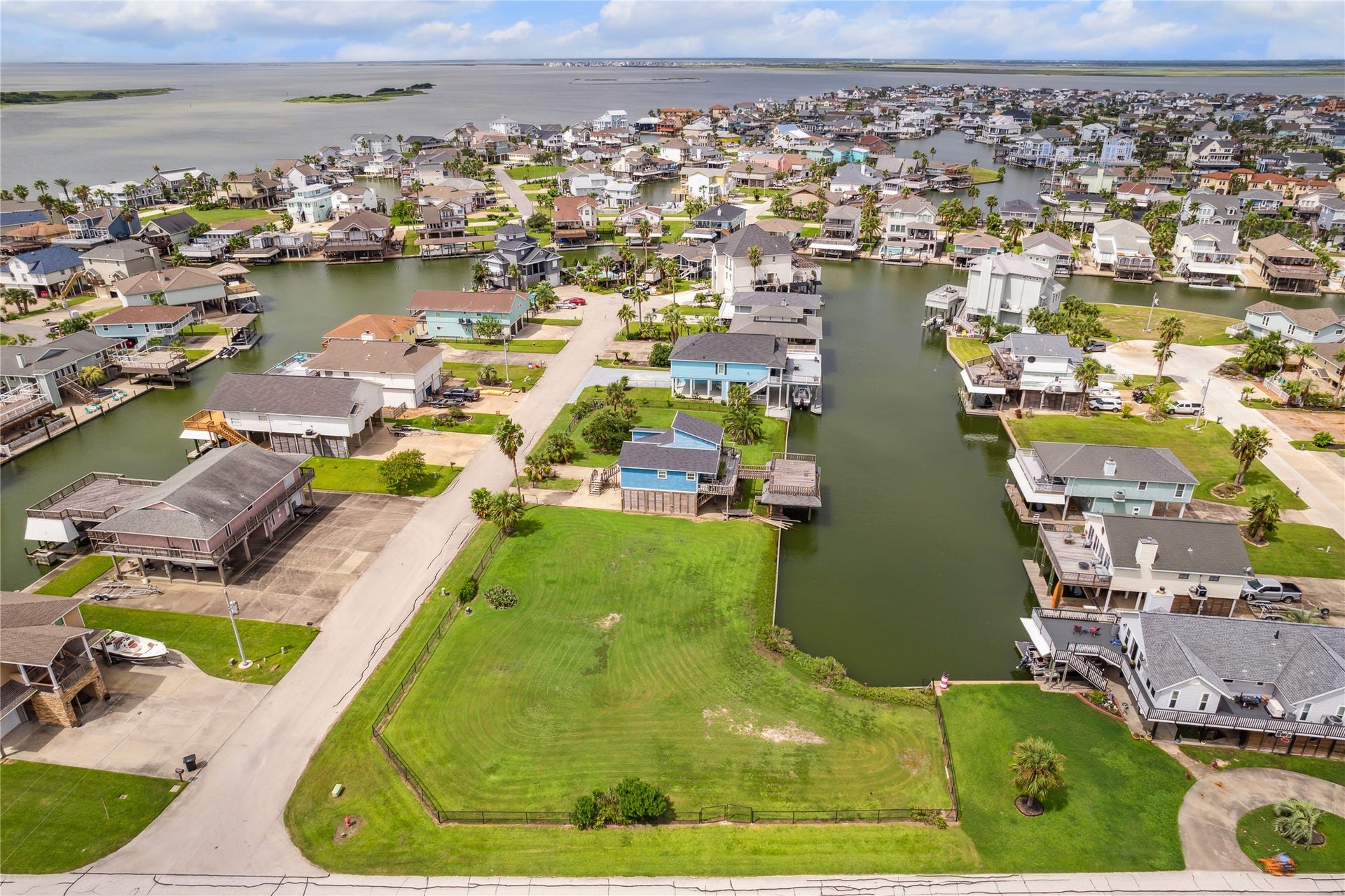 1302 & 1306 Maui Drive, Tiki Island, TX 77554 1302 & 1306 Maui Drive, Tiki Island, TX 77554