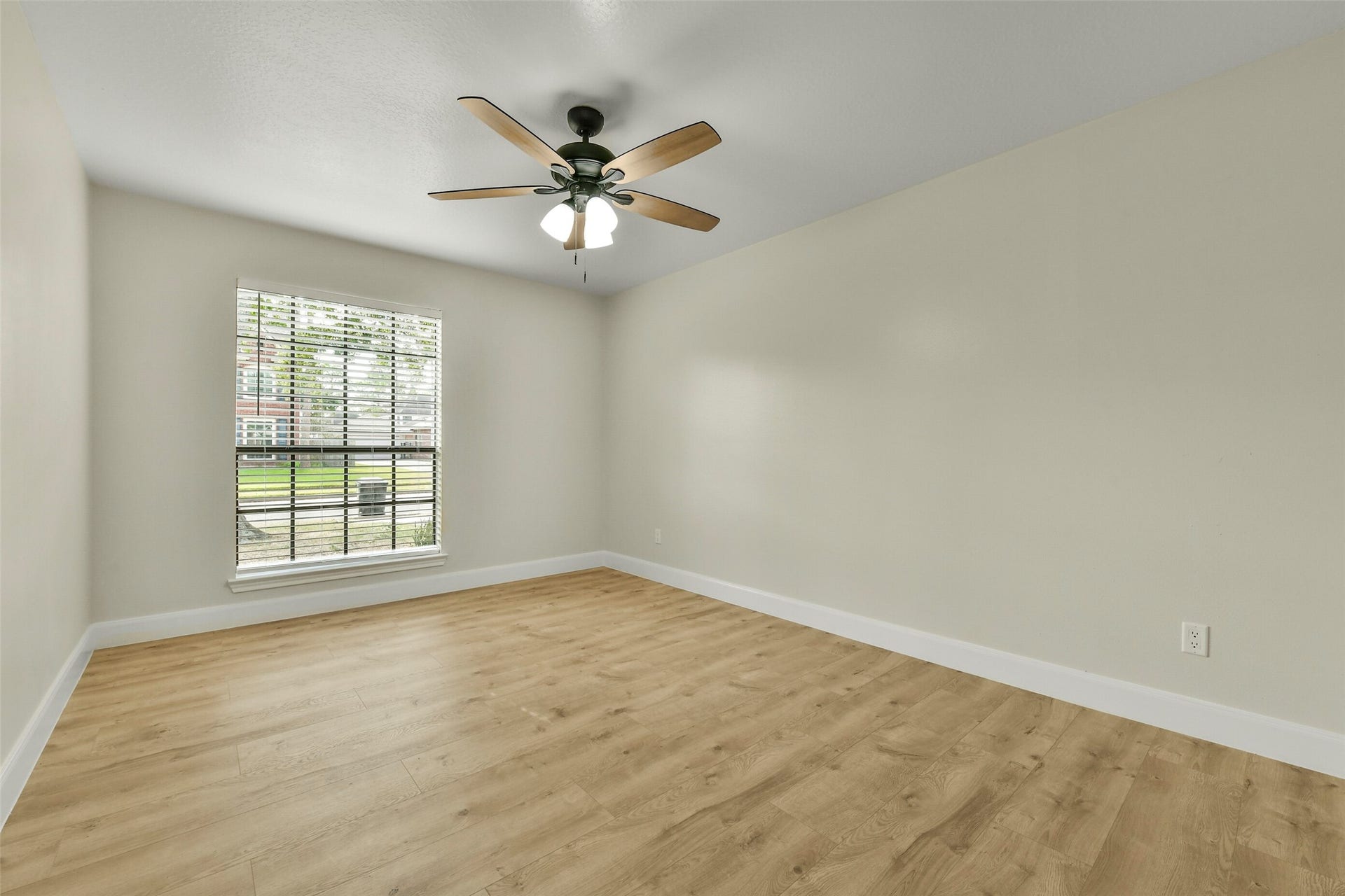 839 Quiet Spring Ln, Houston, TX 77062 Bedroom 2