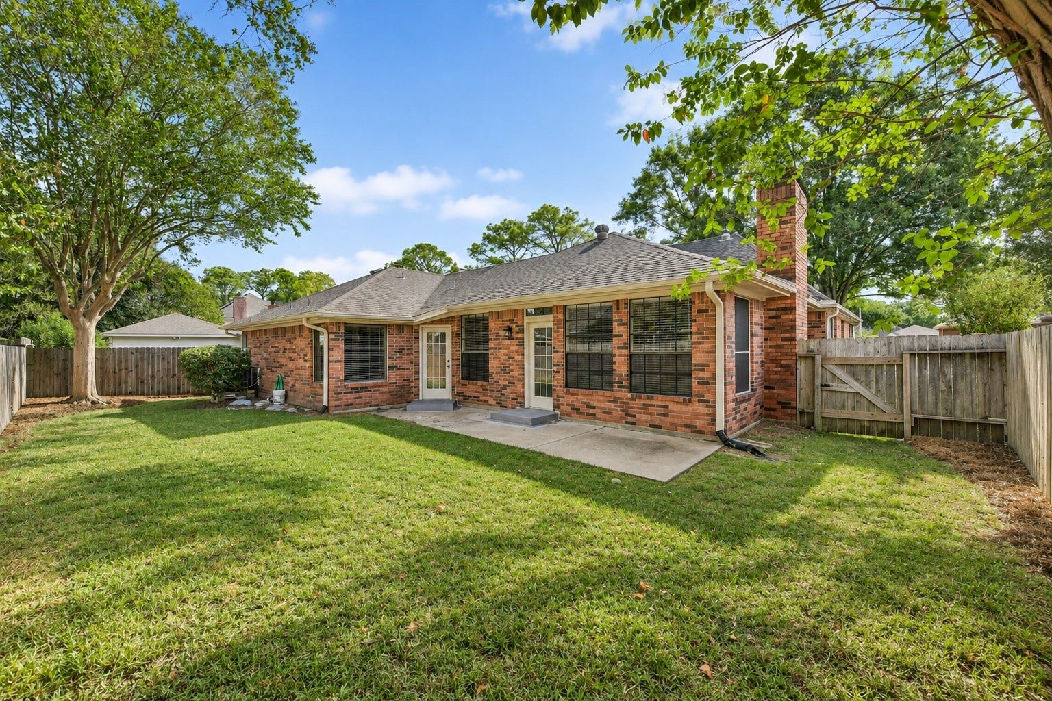 839 Quiet Spring Ln, Houston, TX 77062 Modest backyard easy to maintain
