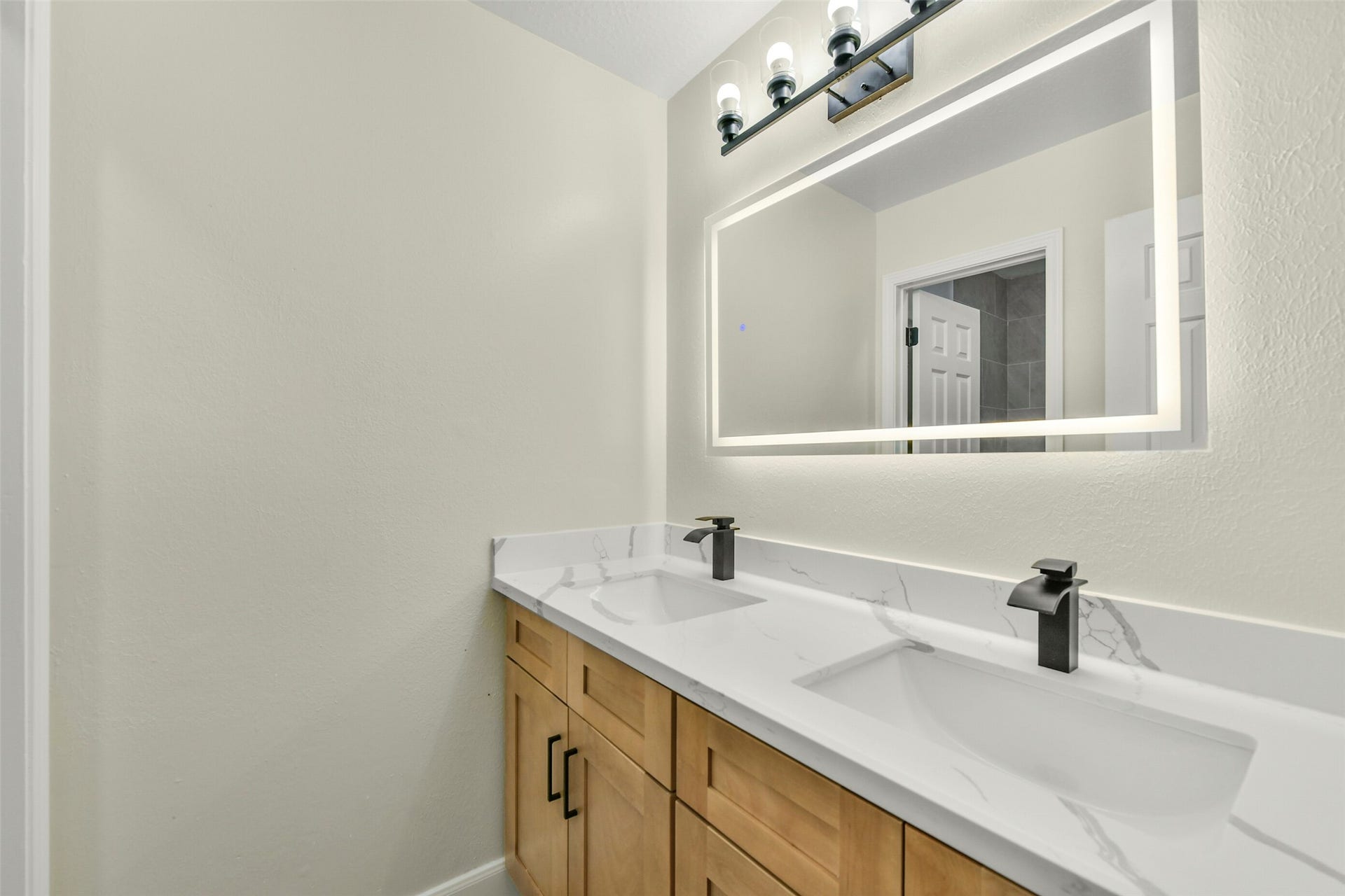 839 Quiet Spring Ln, Houston, TX 77062 Second full bathroom with dual sinks