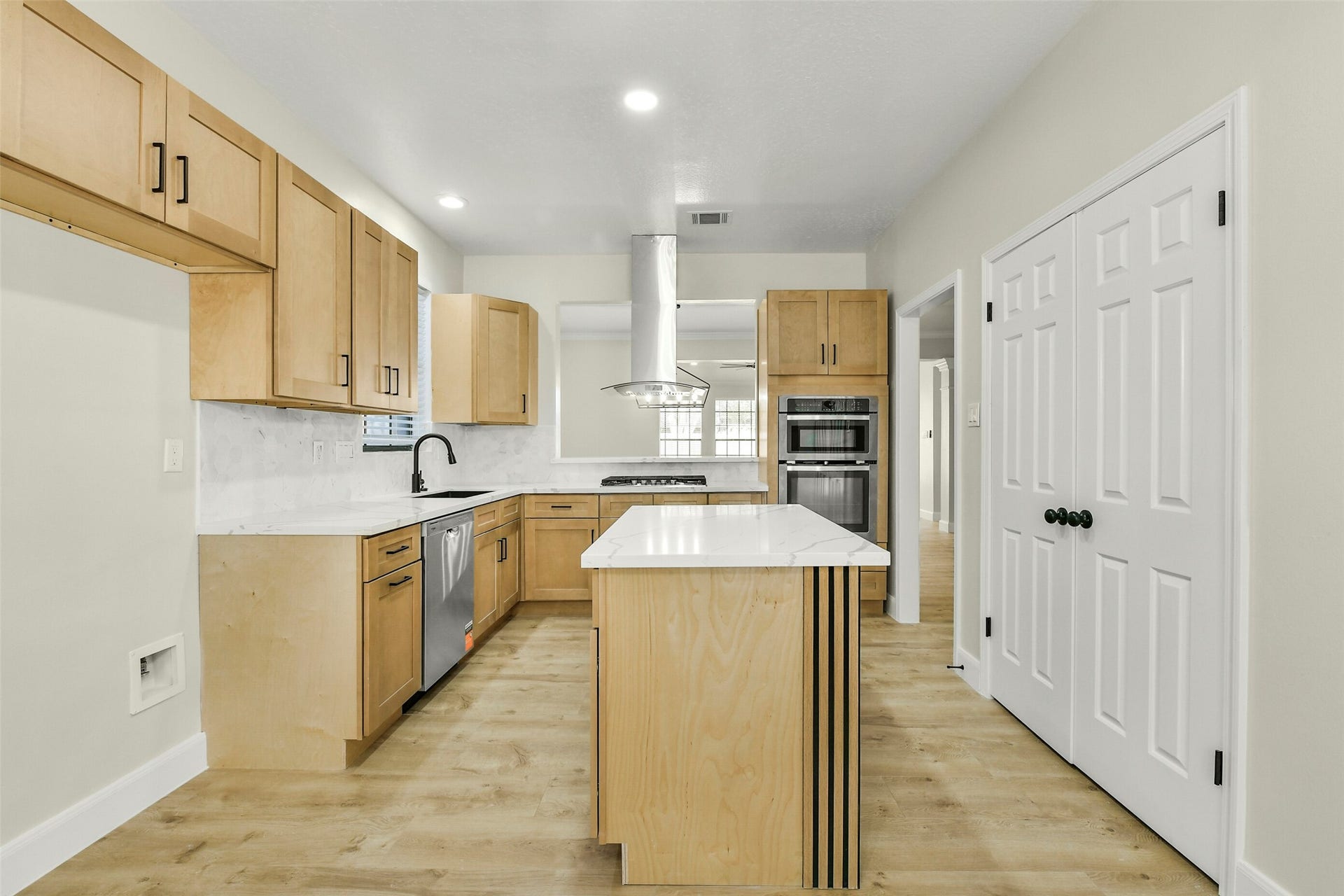 839 Quiet Spring Ln, Houston, TX 77062 Elegant white oak cabinets and quartz counters
