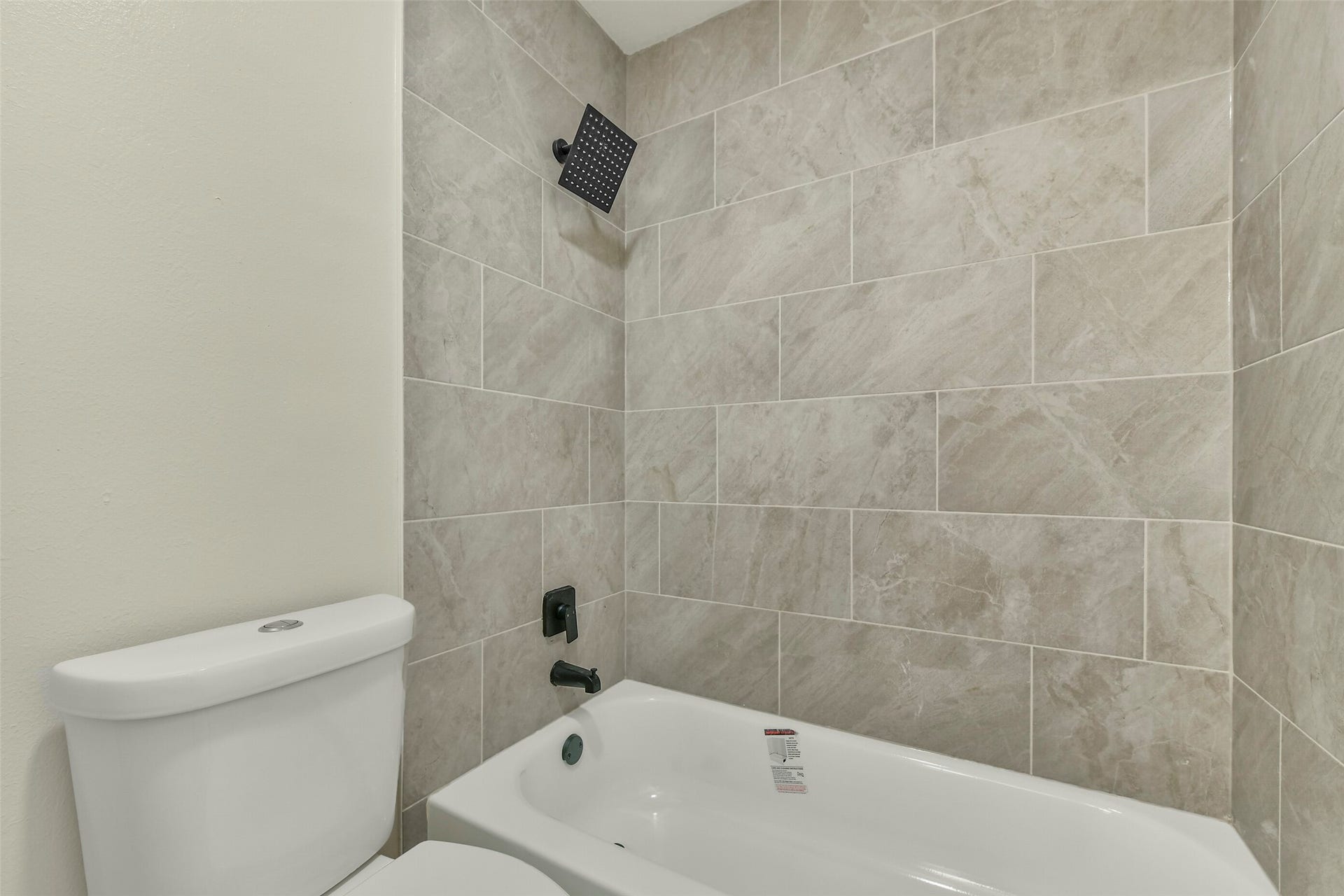 839 Quiet Spring Ln, Houston, TX 77062 Shower / tub combo