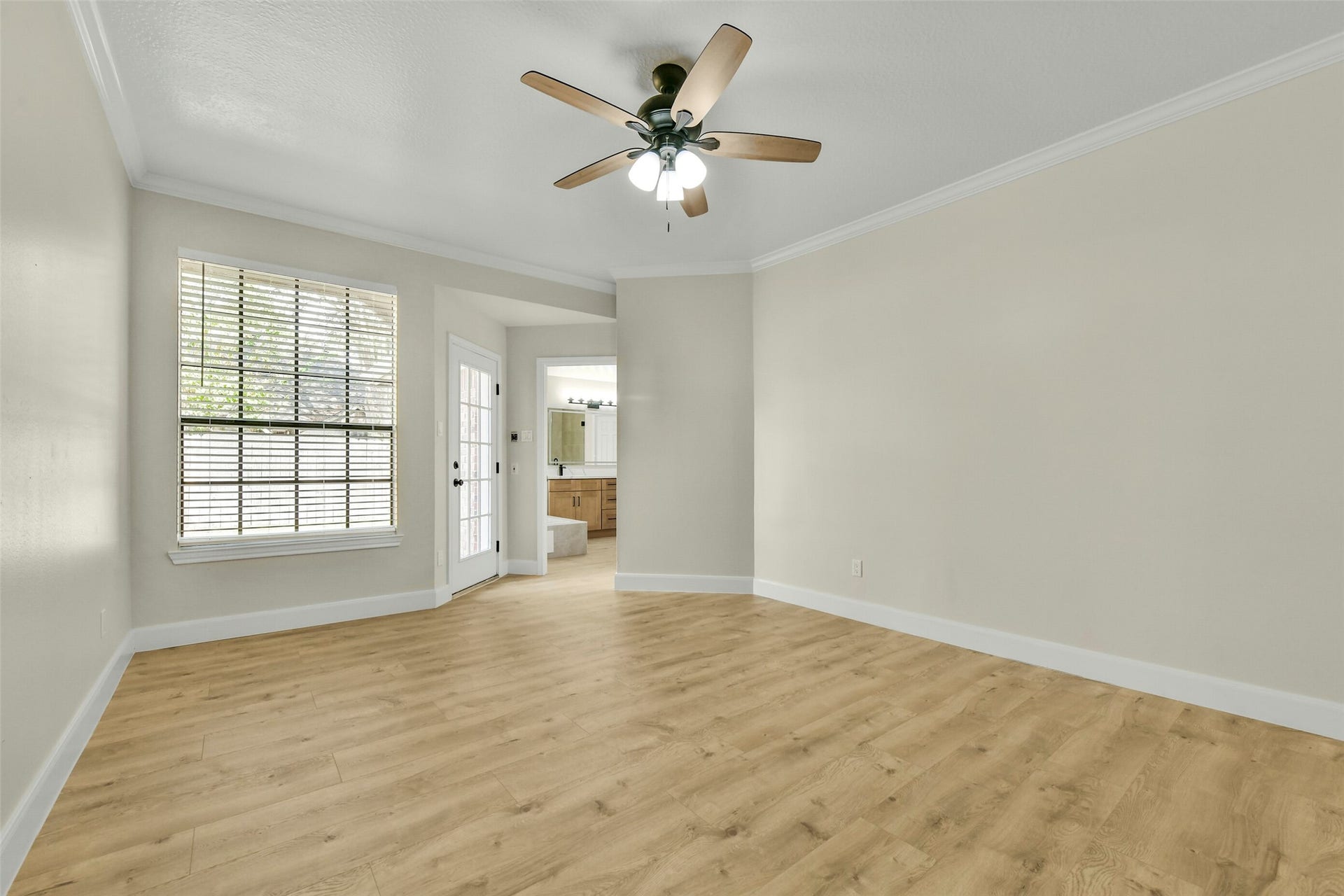 839 Quiet Spring Ln, Houston, TX 77062 Primary bedroom