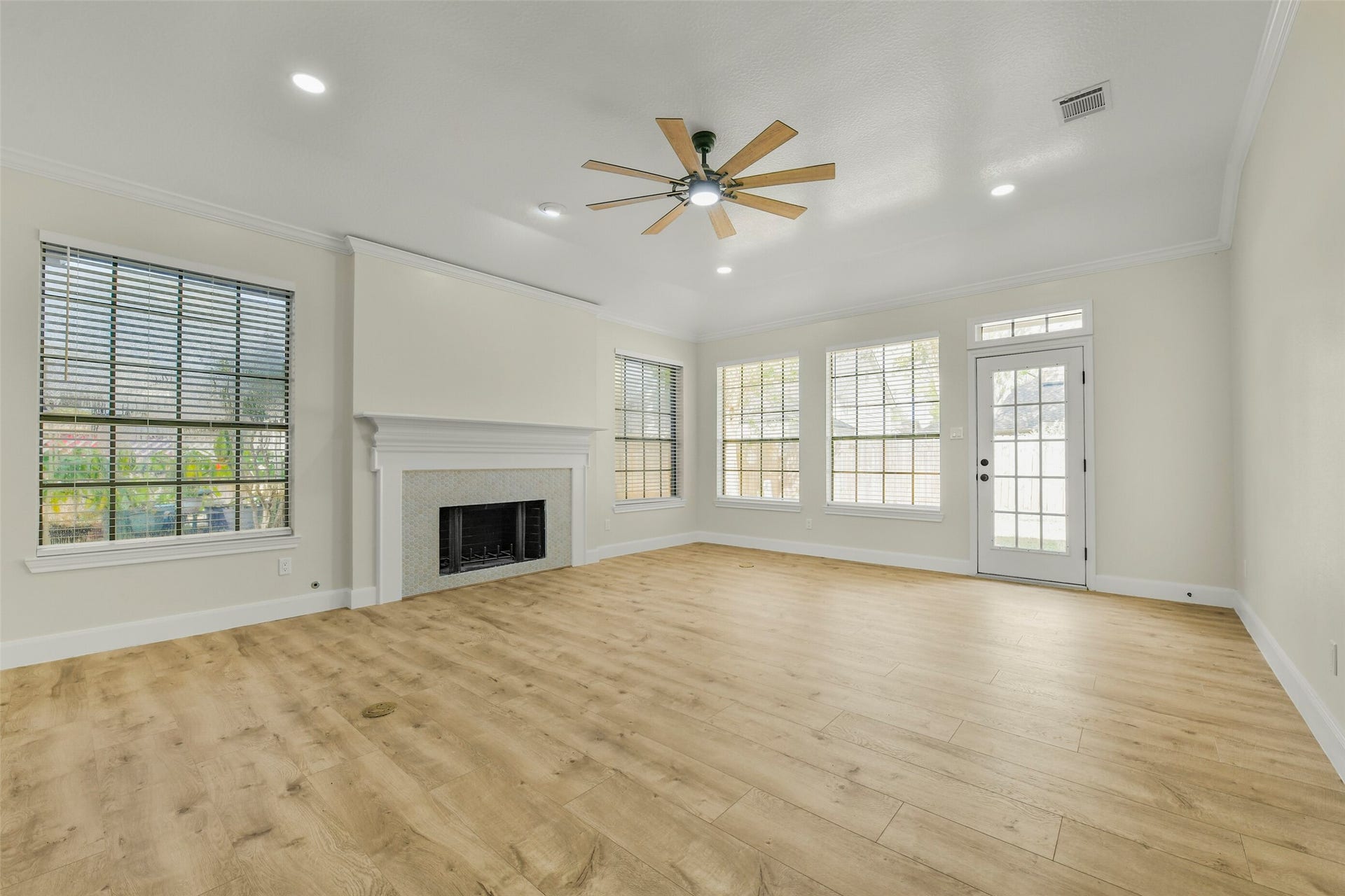 839 Quiet Spring Ln, Houston, TX 77062 Large living room with crown molding and gas fireplace