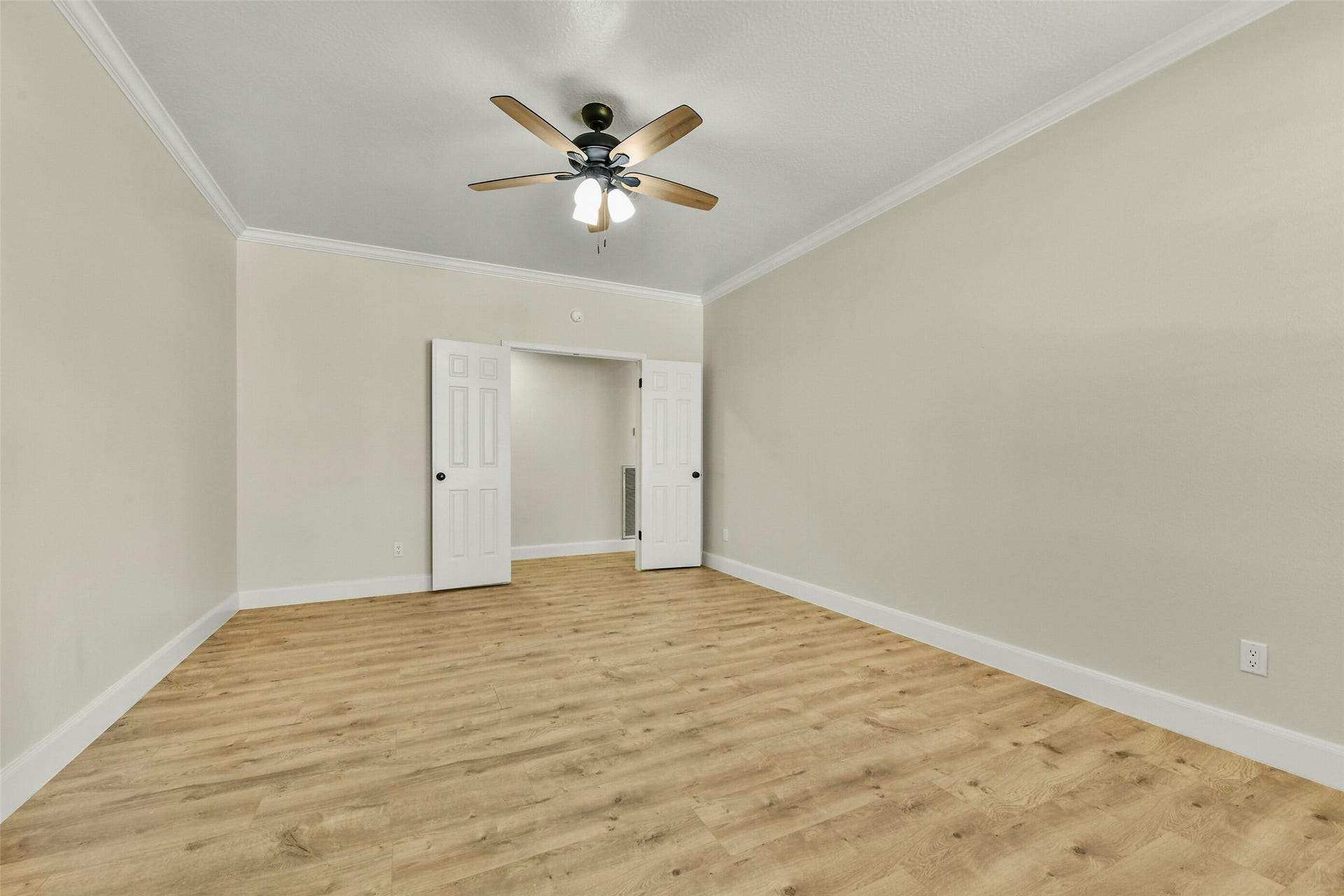 839 Quiet Spring Ln, Houston, TX 77062 Primary bedroom