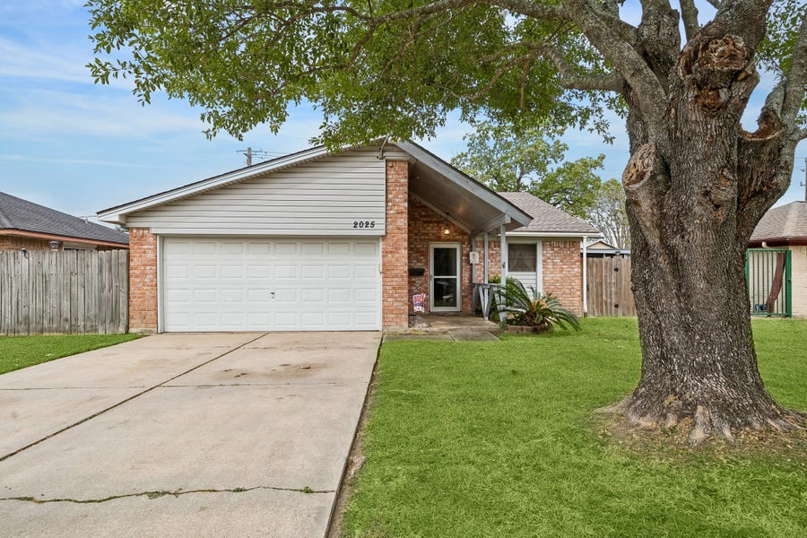 Property photo for 2025 Hillshire Drive, Deer Park, TX