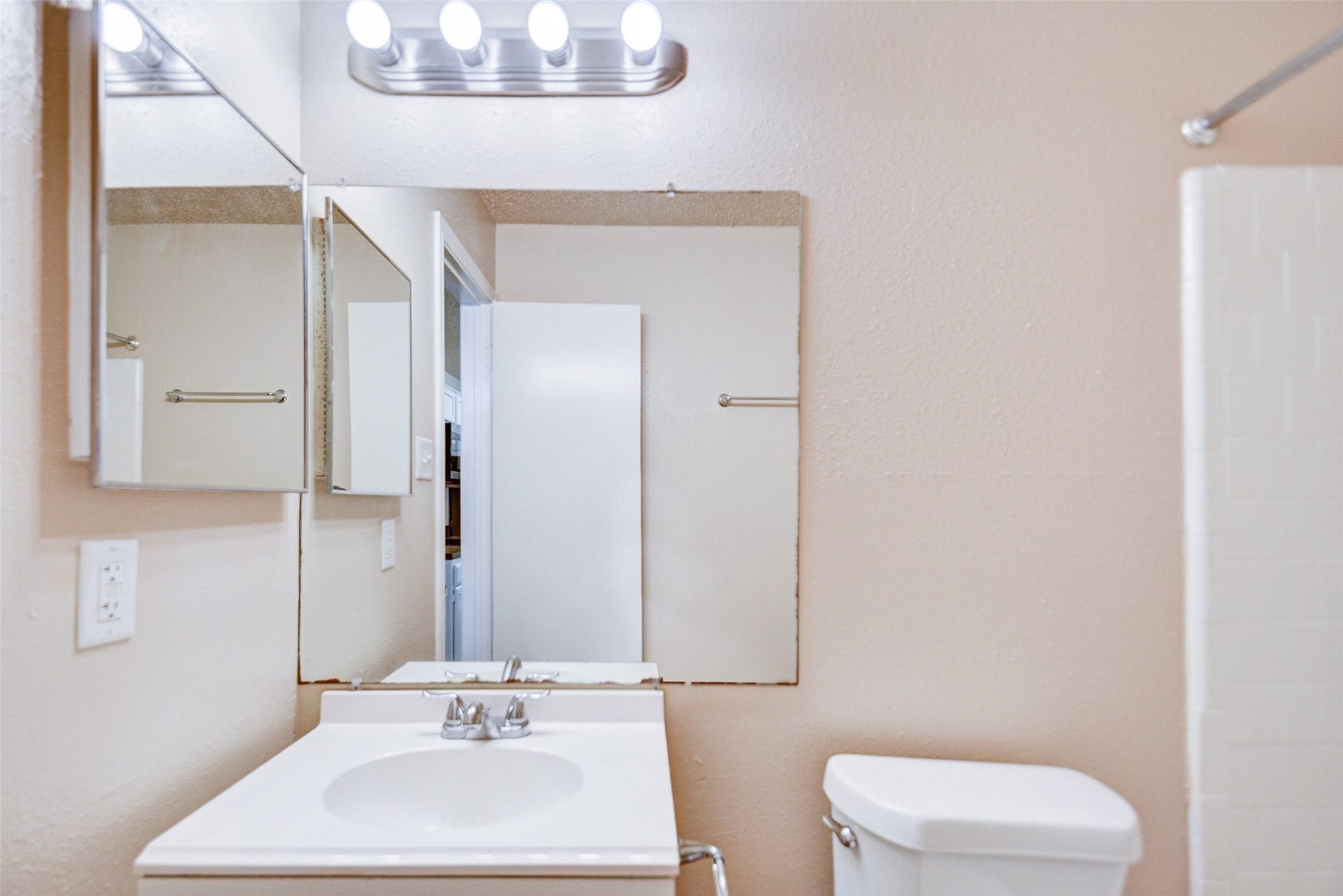 13106 Townwood Drive, Houston, TX 77045 13106 Townwood Drive, Houston, TX 77045
