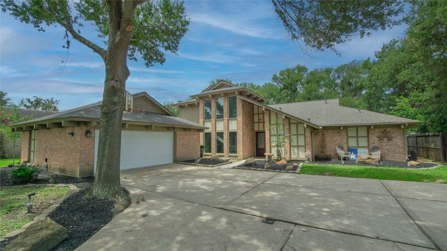 Property photo for 3406 Deerwood Lane, Missouri City, TX