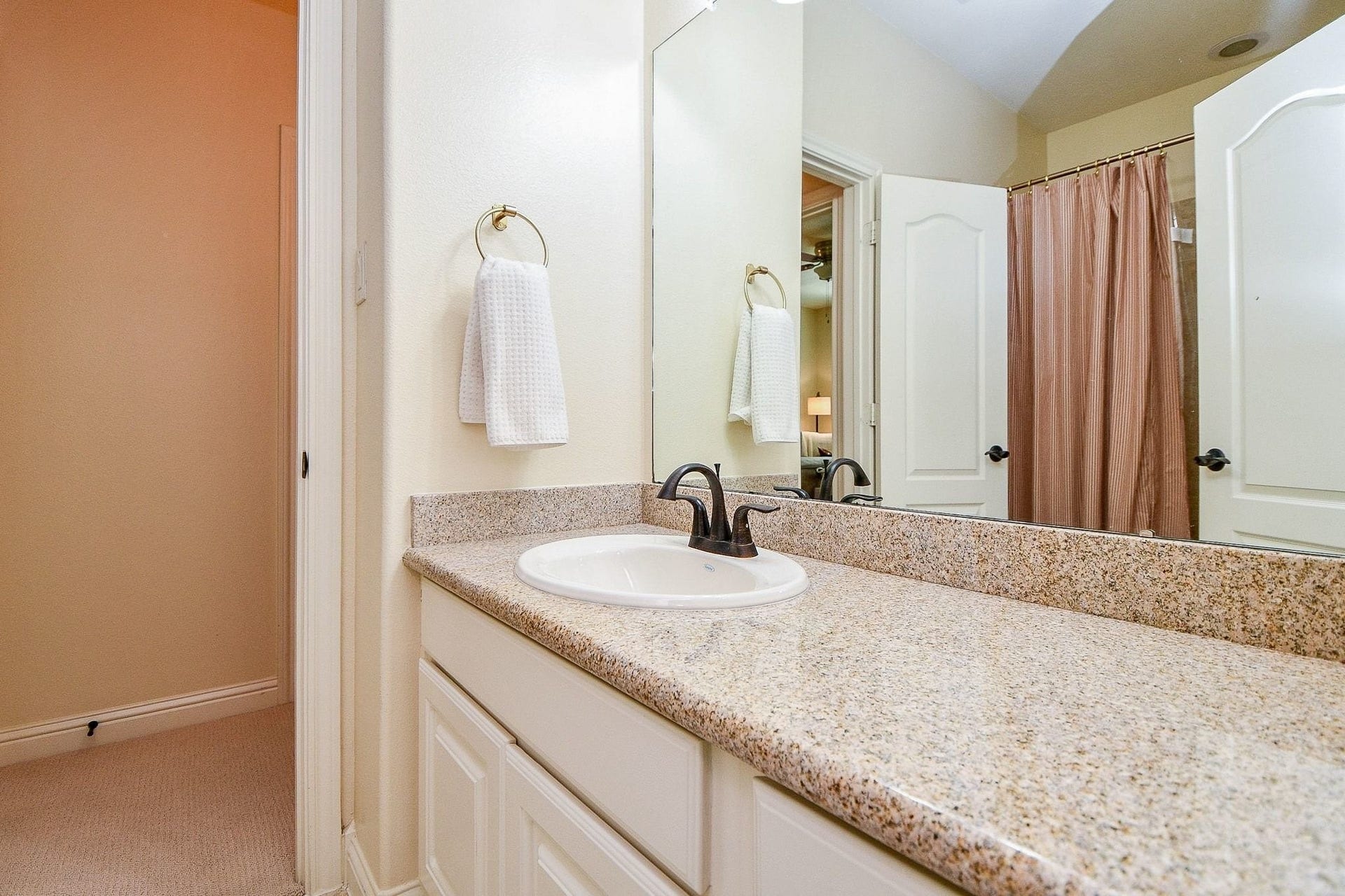 11410 Sardinia Drive, Richmond, TX 77406 The second upstairs guest bathroom offers convenient access from both the hallway and the second guest bedroom.