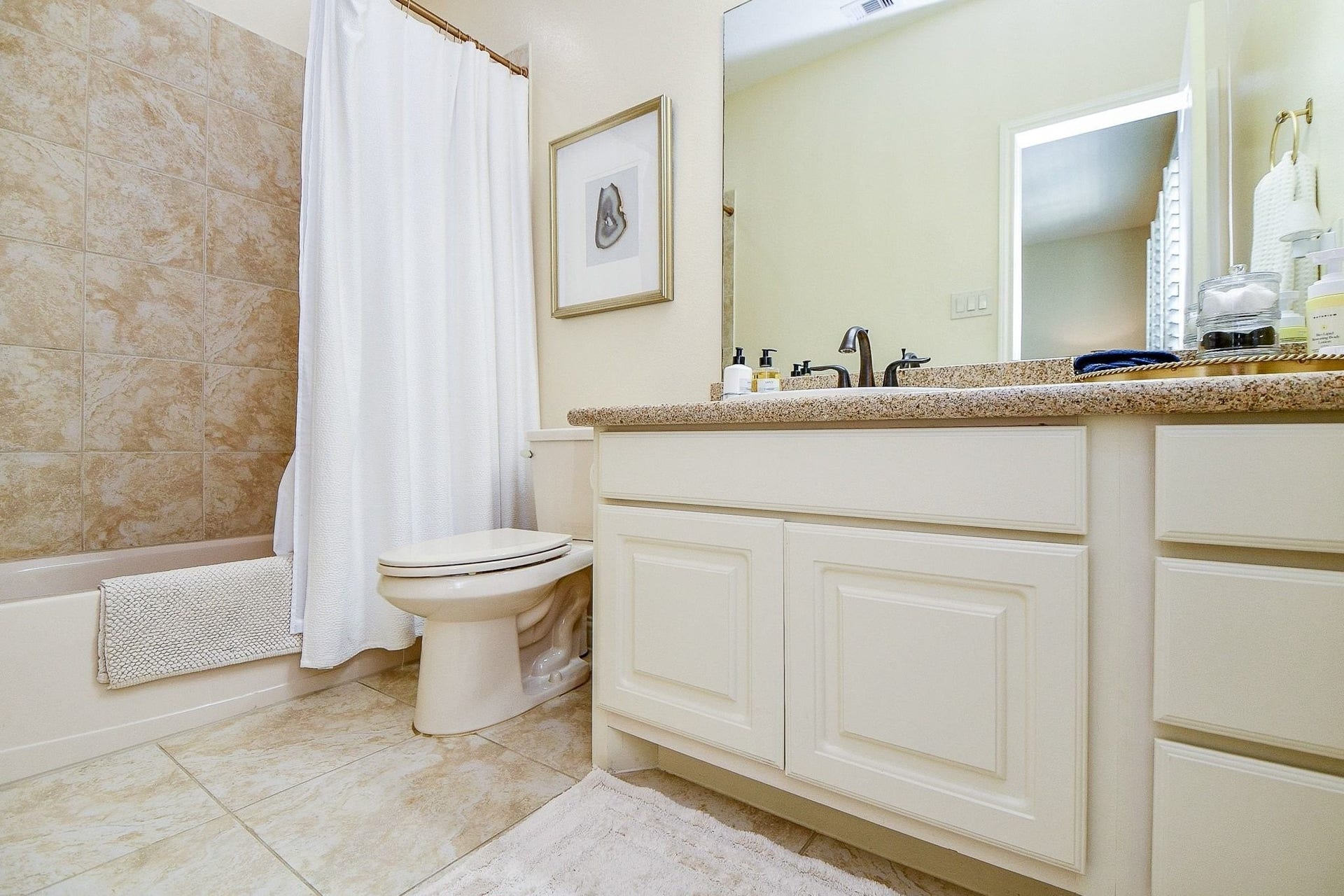 11410 Sardinia Drive, Richmond, TX 77406 Ensuite bathroom connected to guest bedroom 1.