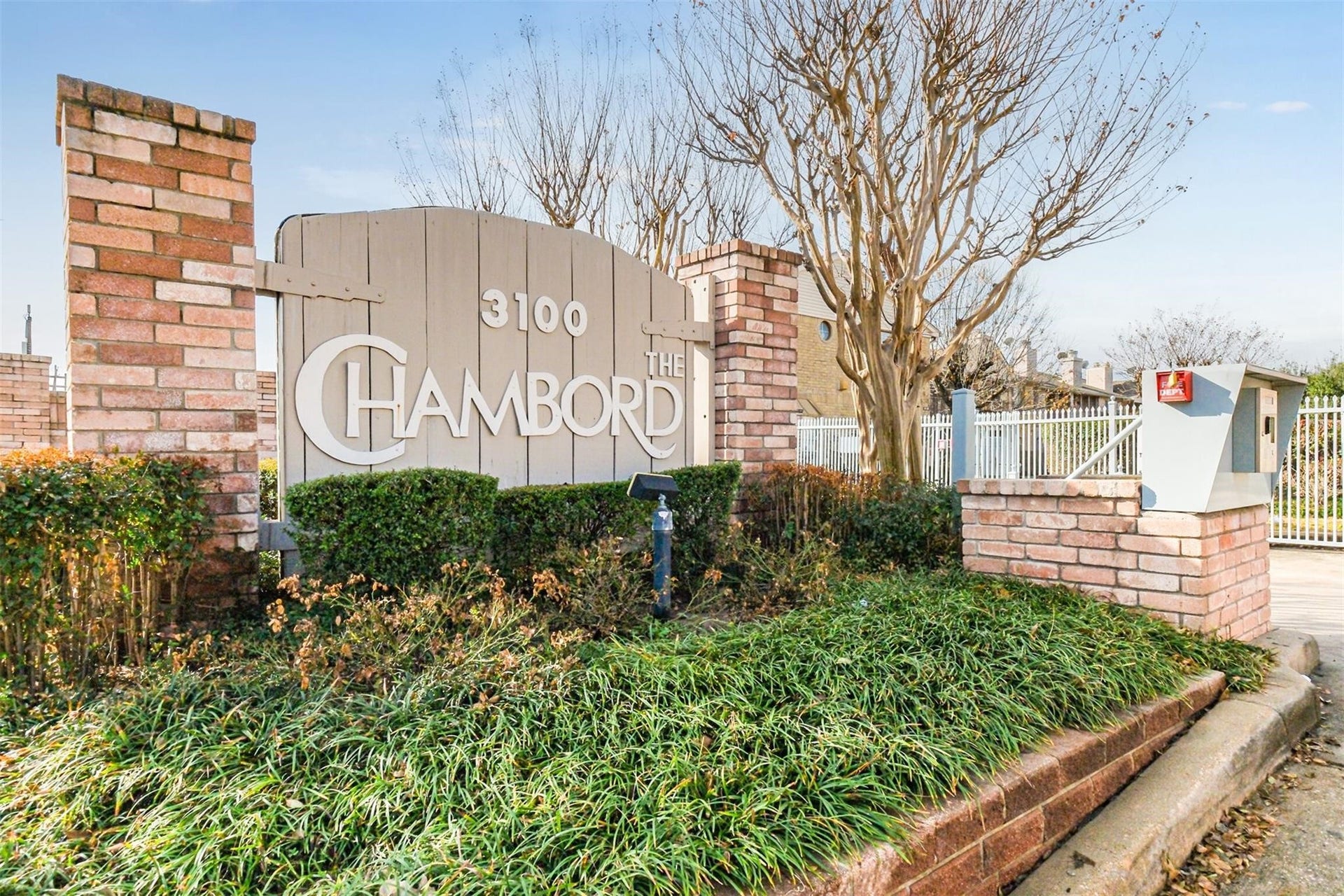 3100 Jeanetta Street, #1204, Houston, TX 77063 Make yourself at home in The Chambord Condominium!