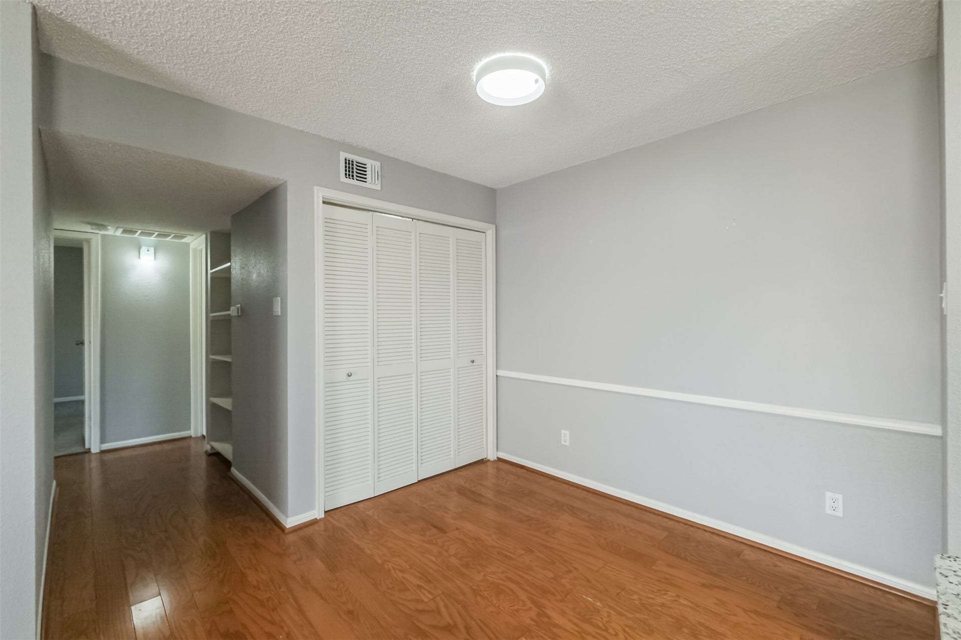 3100 Jeanetta Street, #1204, Houston, TX 77063 Bright dining area located just off the kitchenperfect for everyday meals and entertaining!