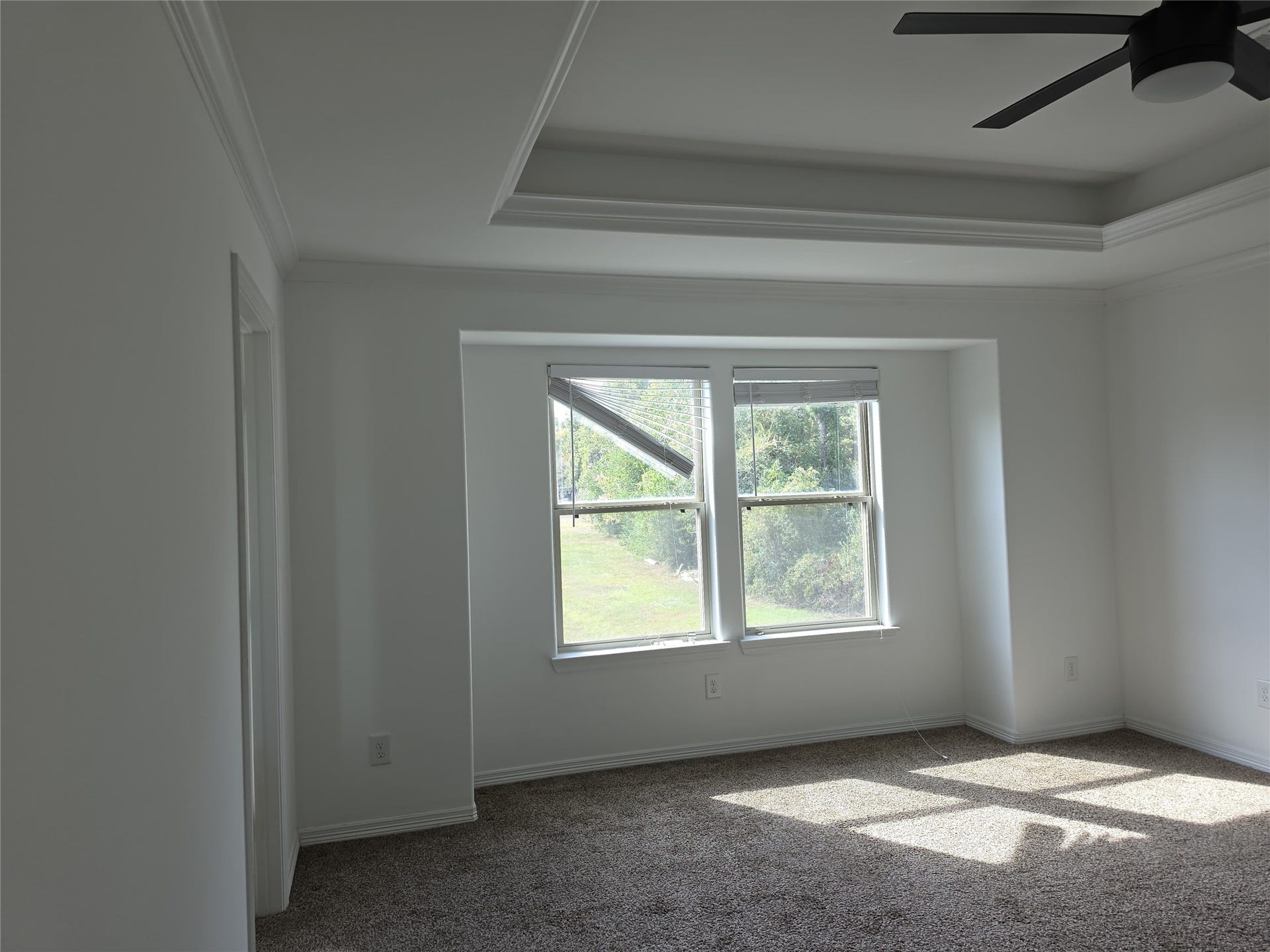 7202 Foxmoor Lake Court, Humble, TX 77338 Primary bedroom with tray ceiling and window alcove.