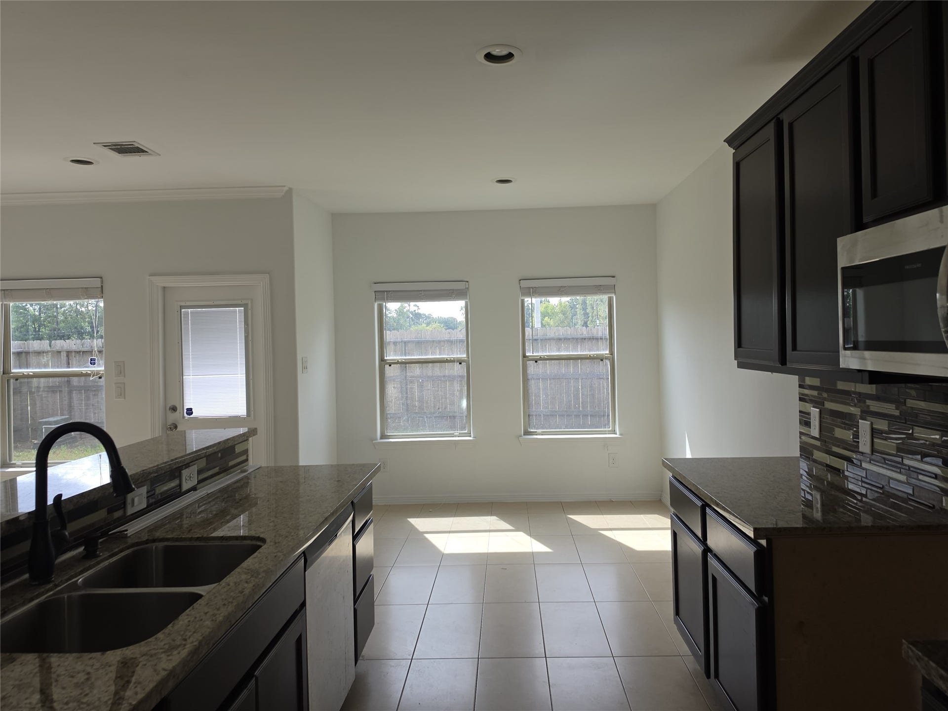 7202 Foxmoor Lake Court, Humble, TX 77338 Kitchen opens to the breakfast area.