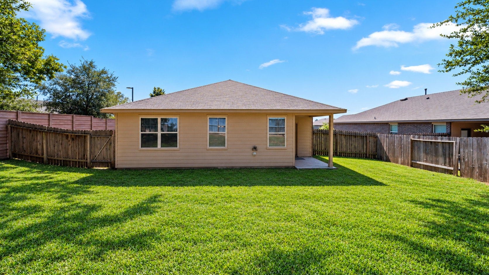 11502 Castle Nugent Court, Conroe, TX 77304 Enjoy the outdoors in this spacious, fully fenced backyard with plenty of room for relaxing and entertaining.