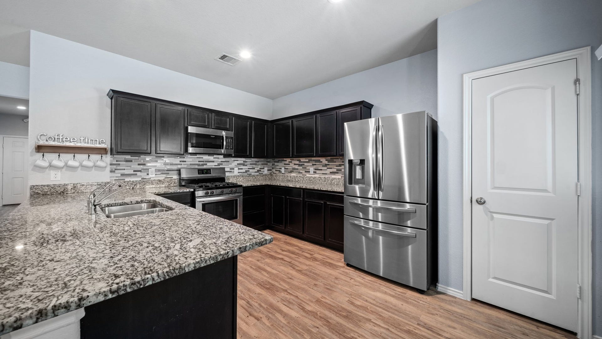 11502 Castle Nugent Court, Conroe, TX 77304 Enjoy cooking in this beautiful kitchen featuring granite countertops, stainless steel appliances, and a gas range.
