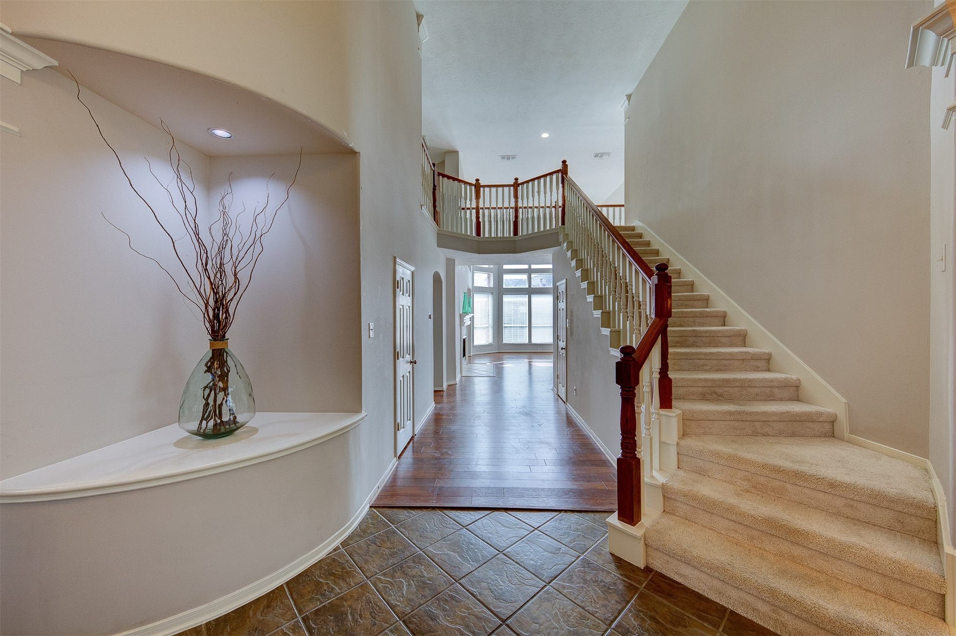2619 Emerald Springs Court, Pearland, TX 77584 Luxurious staircase