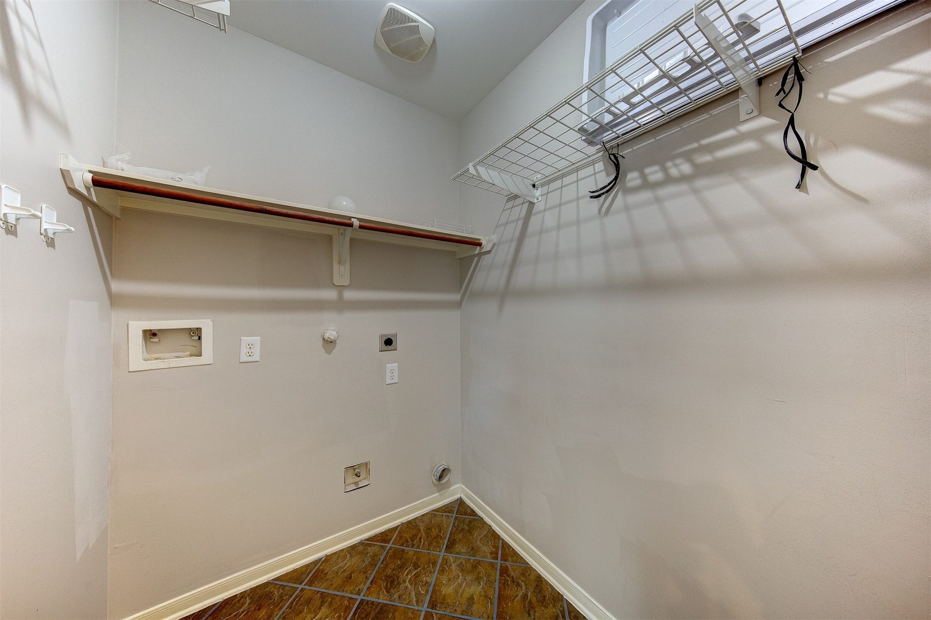 2619 Emerald Springs Court, Pearland, TX 77584 Spacious utility room