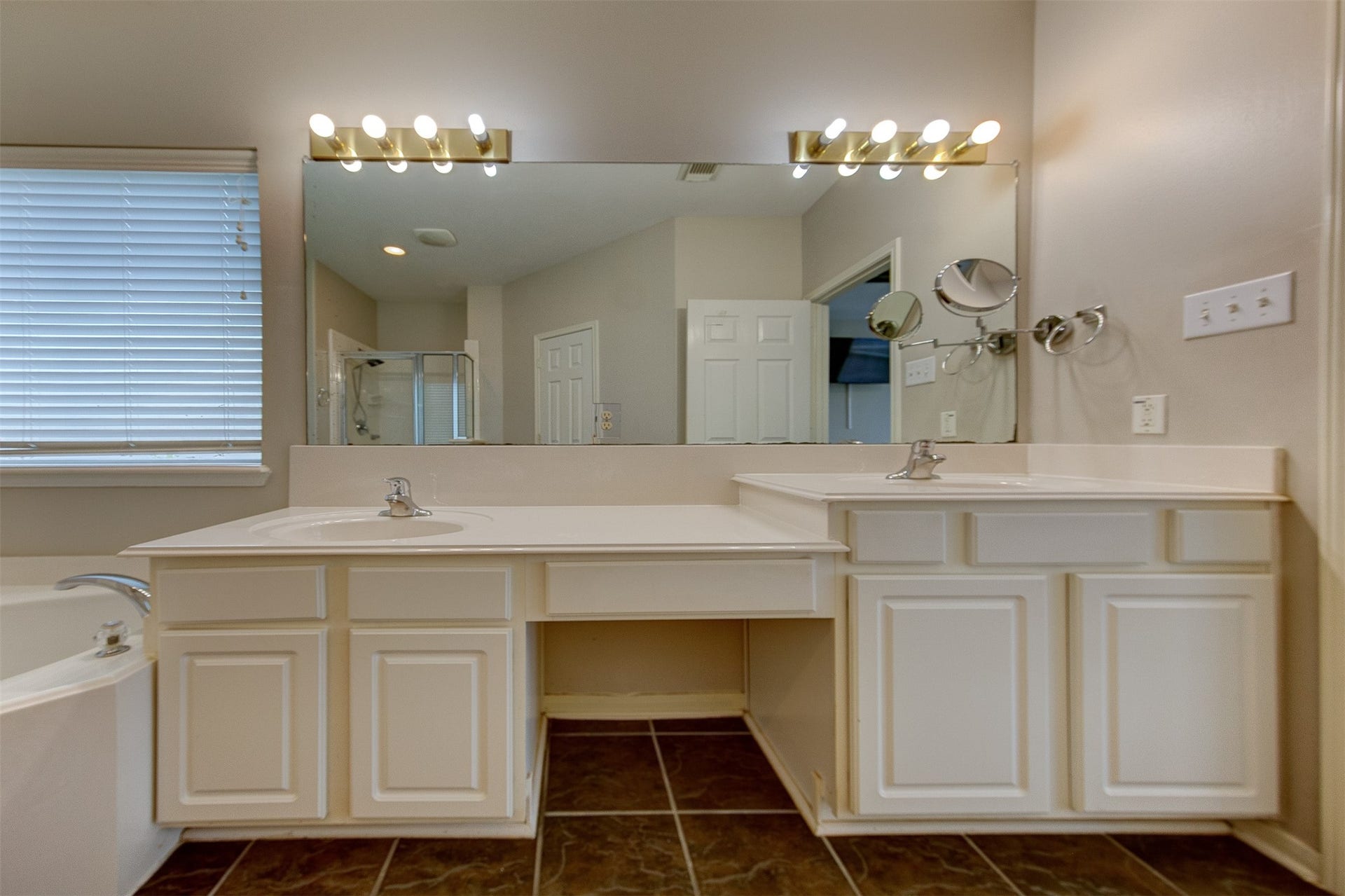 2619 Emerald Springs Court, Pearland, TX 77584 Dual sinks in primary bathroom