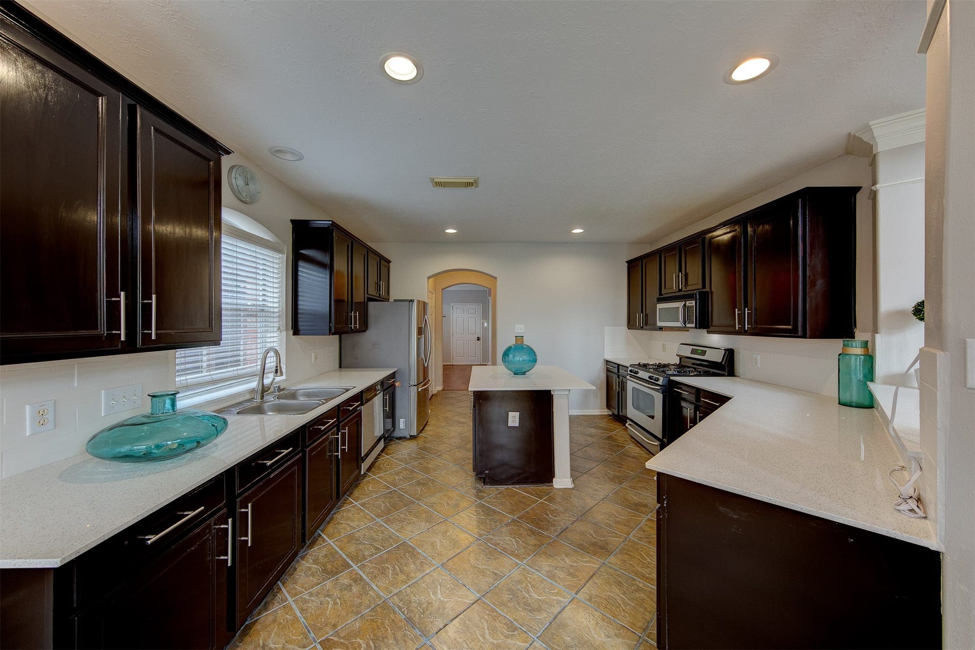 2619 Emerald Springs Court, Pearland, TX 77584 Abundant counter space