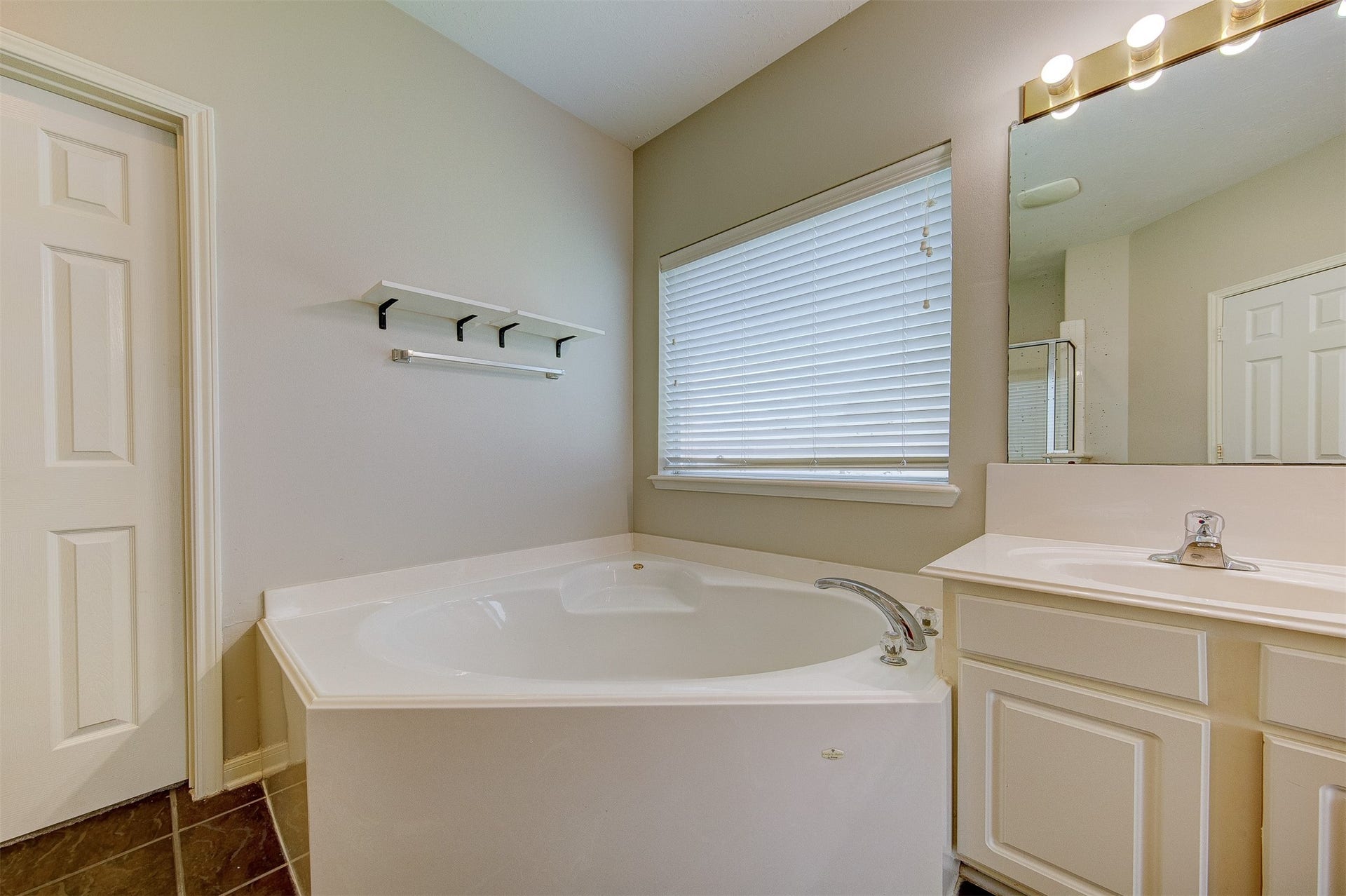2619 Emerald Springs Court, Pearland, TX 77584 Relaxing soaking tub