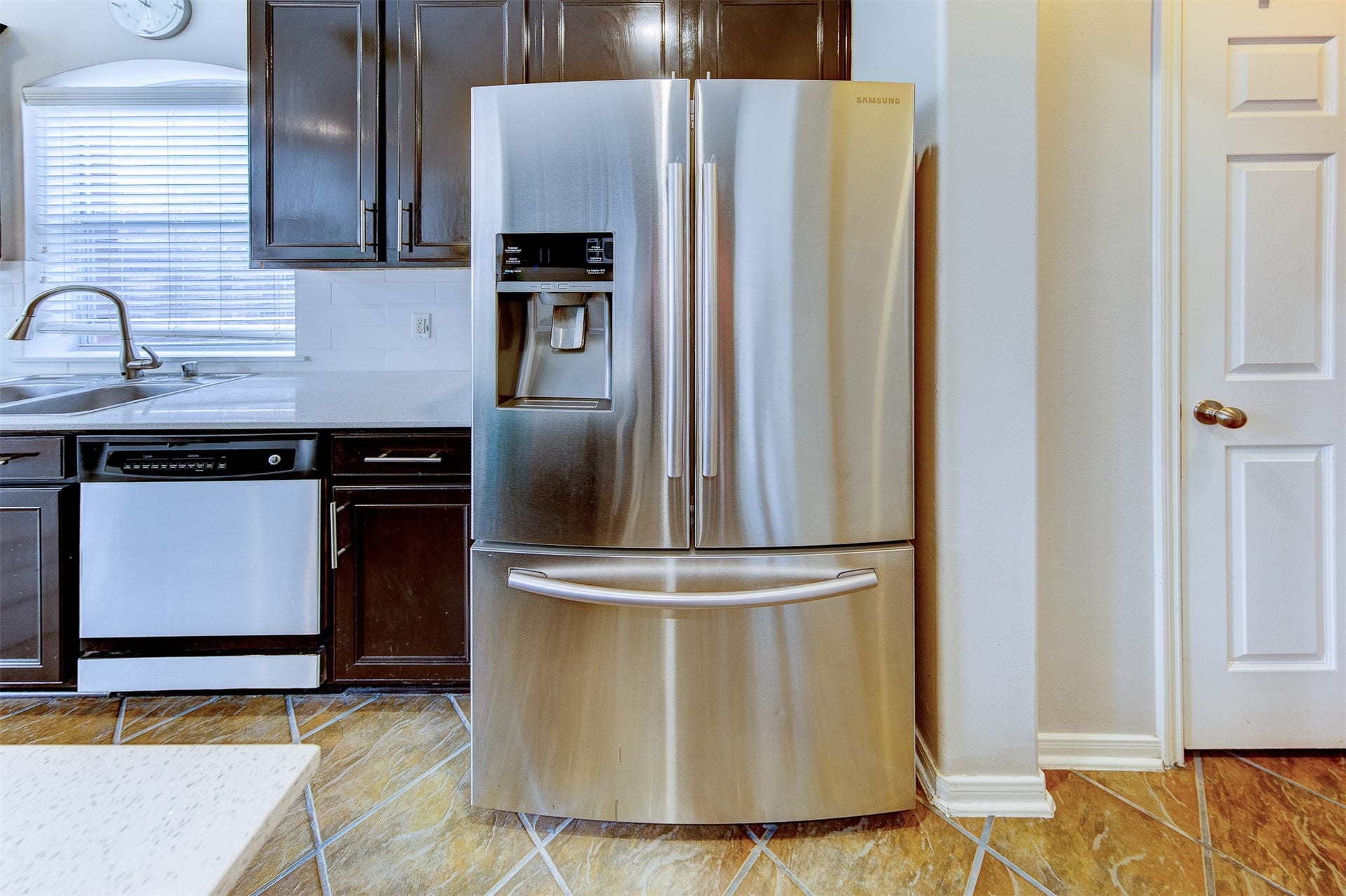 2619 Emerald Springs Court, Pearland, TX 77584 Stainless Steel Appliances (Fridge negotiable)