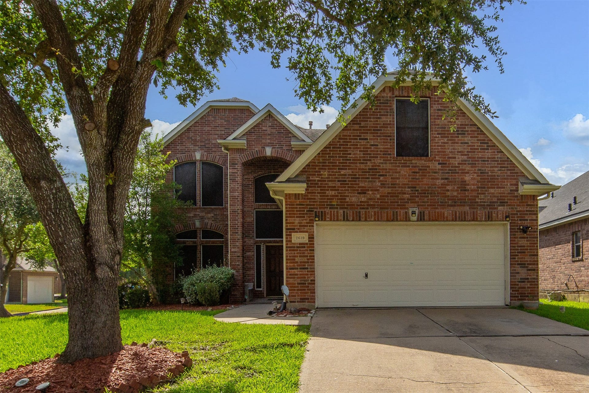 2619 Emerald Springs Court, Pearland, TX 77584 Premium corner lot with dark screens to protect from Sunlight
