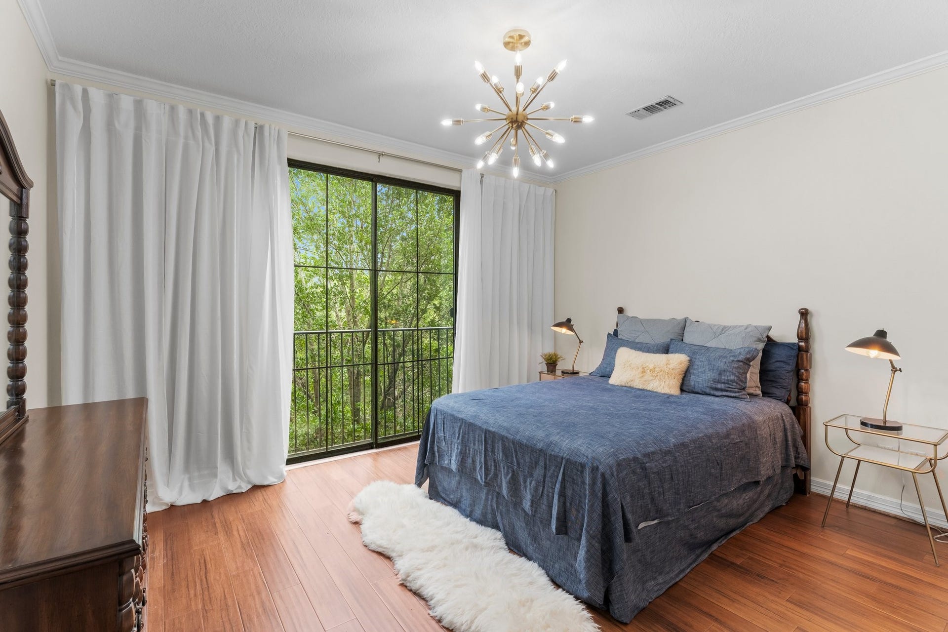 Spacious primary bedroom with a gorgeous tree scape view!!