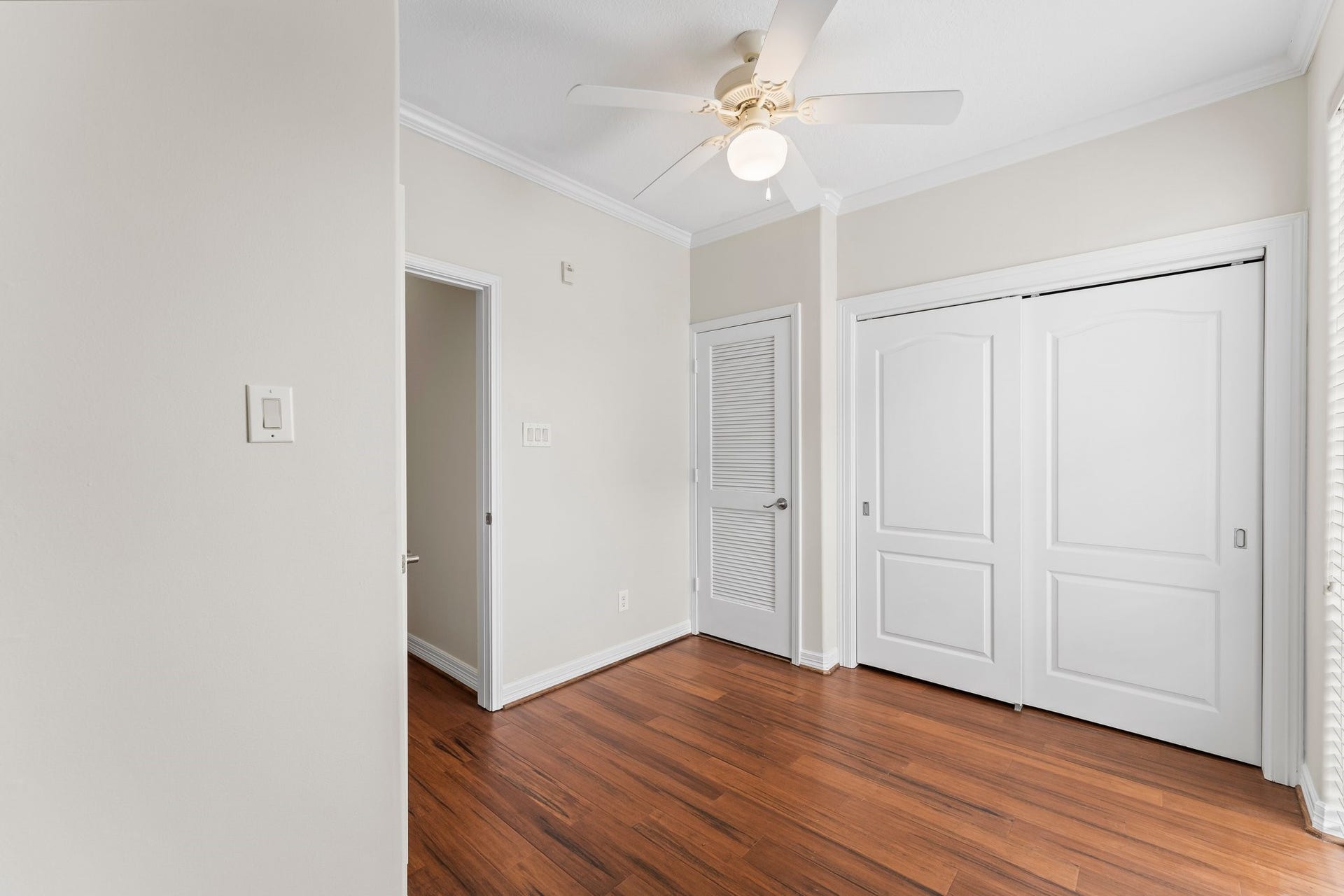 2nd bedroom with large sliding door closet