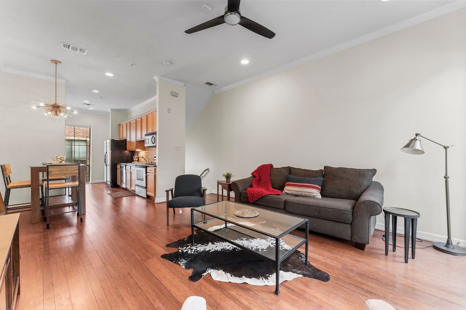 Large and spacious living and kitchen area