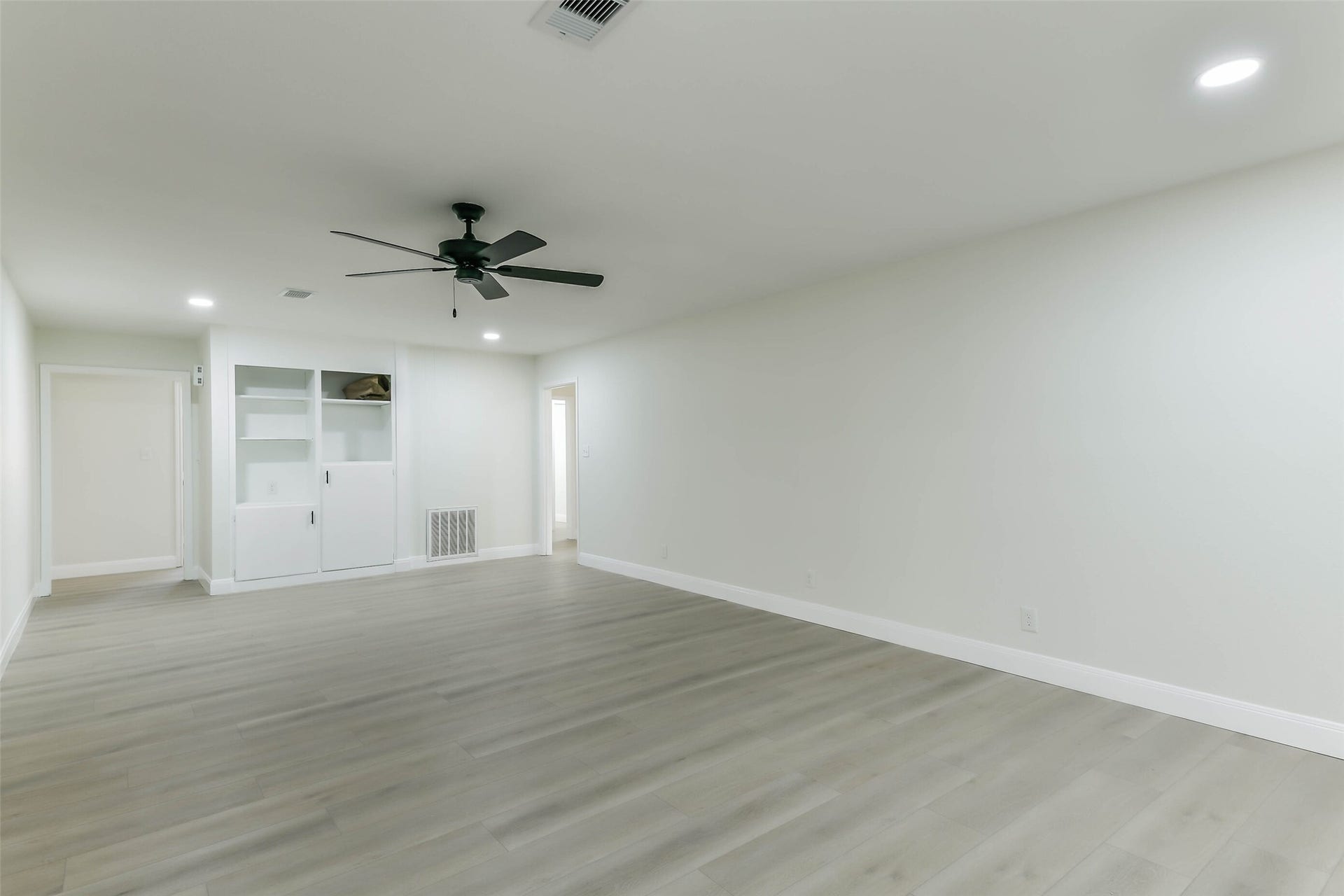 8102 Dellanera Drive, Hitchcock, TX 77563 Living Room