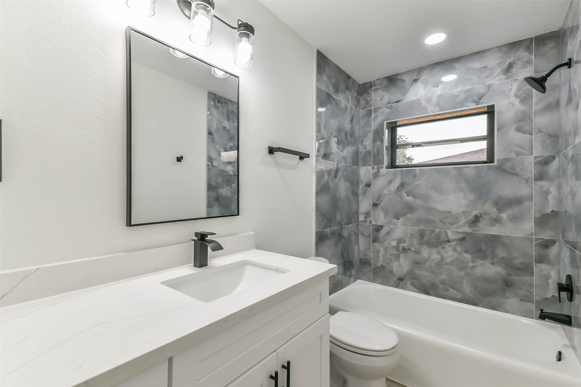 8102 Dellanera Drive, Hitchcock, TX 77563 Hallway Full bath