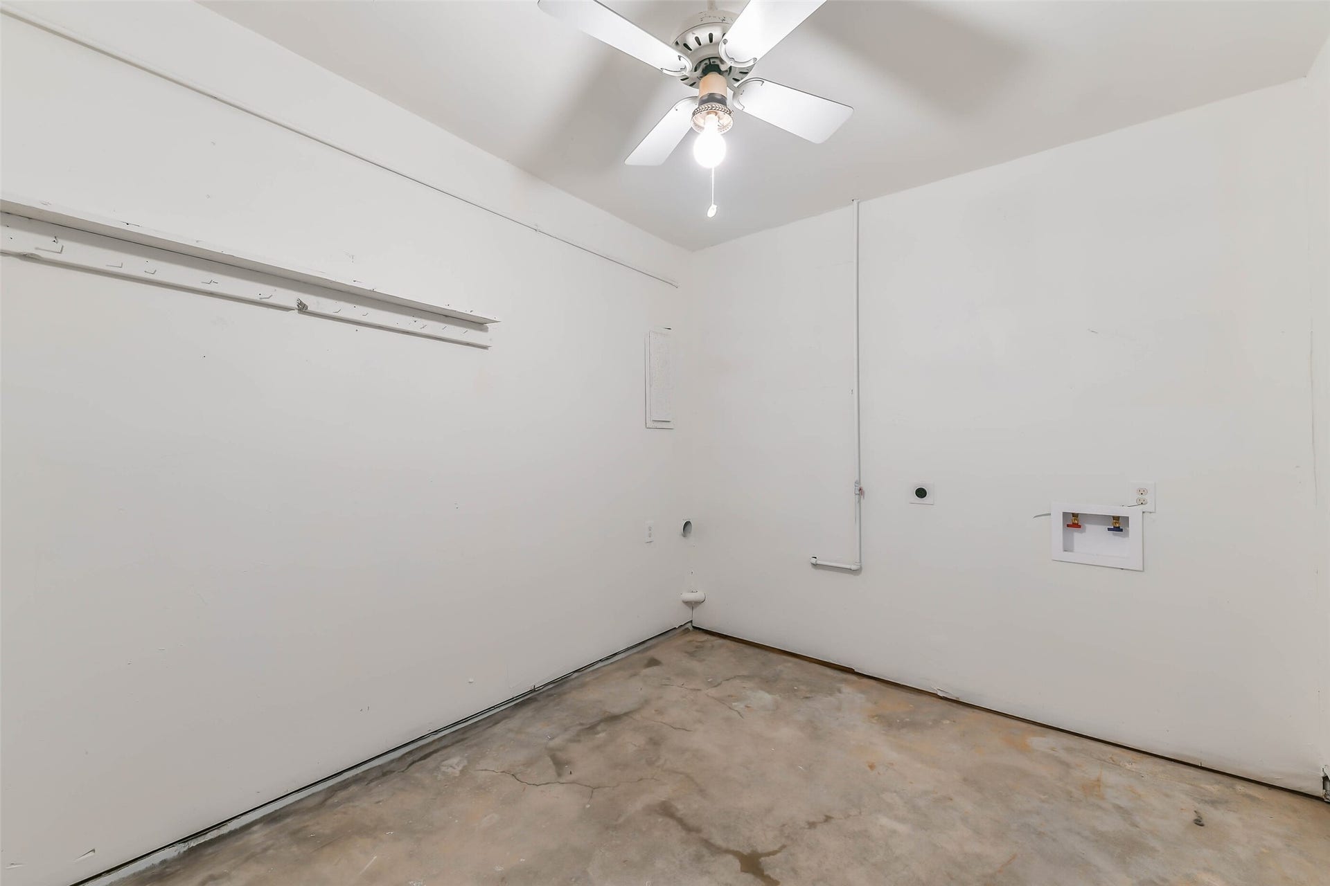 8102 Dellanera Drive, Hitchcock, TX 77563 Large Laundry Room in Garage/ More Storage