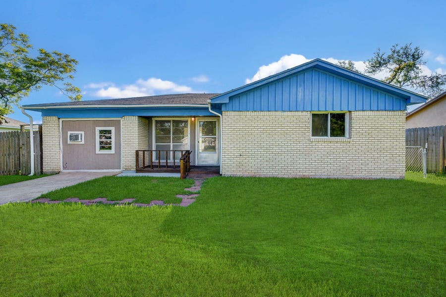 Property photo for 131 Lakewood Drive, Clute, TX