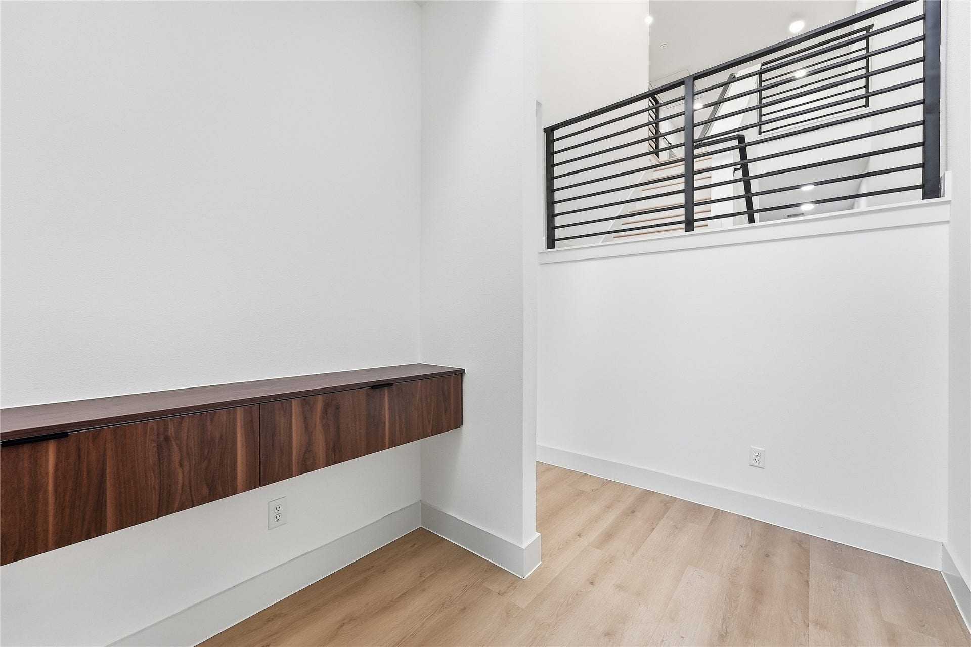 High Ceiling Foyer/Entrance