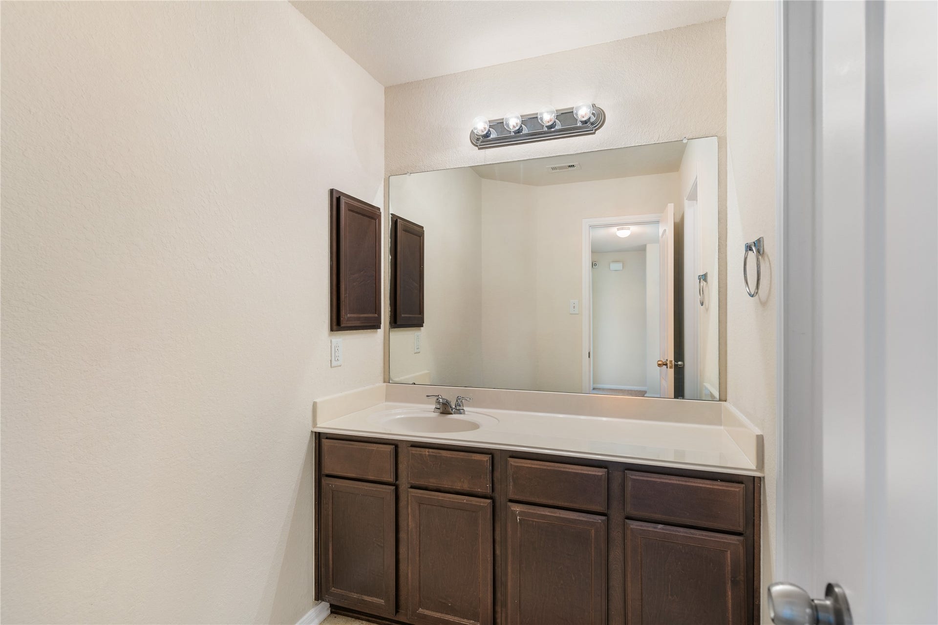3330 Cabin Wood Way, Houston, TX 77084 Located upstairs here is another full bathroom.