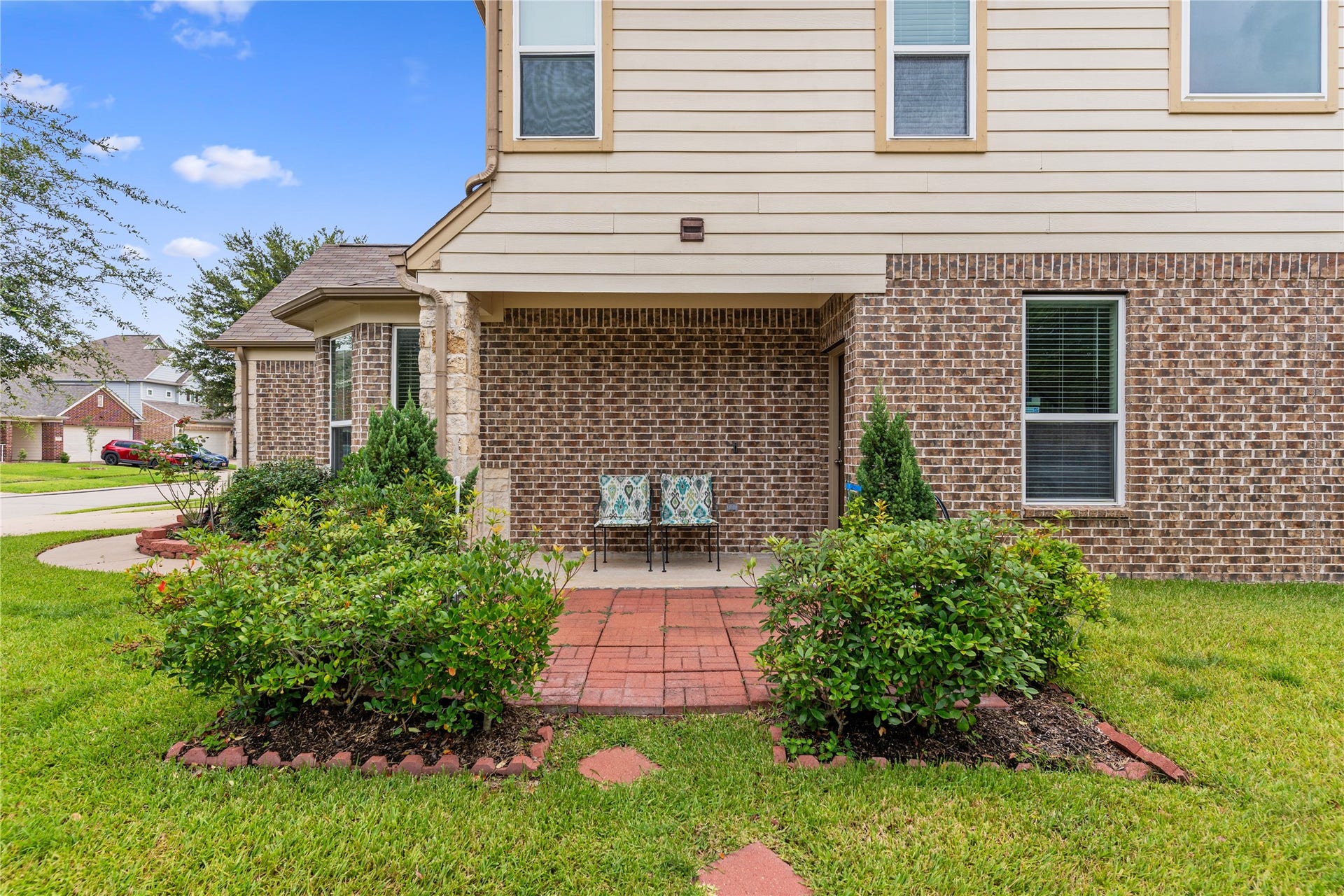 3330 Cabin Wood Way, Houston, TX 77084 Enjoy a nice and welcoming side/ front porch.