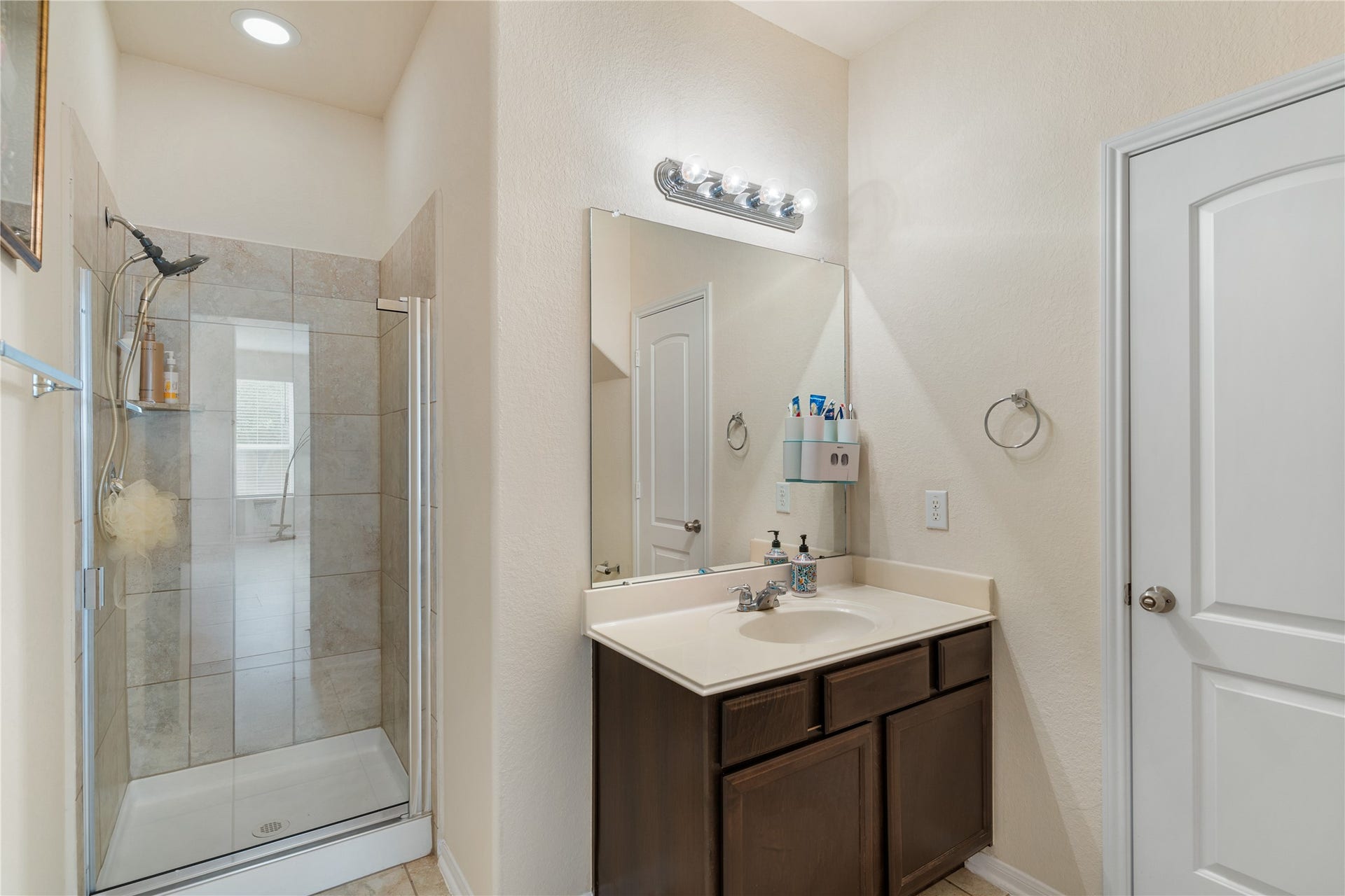 3330 Cabin Wood Way, Houston, TX 77084 Downstairs full bathroom.