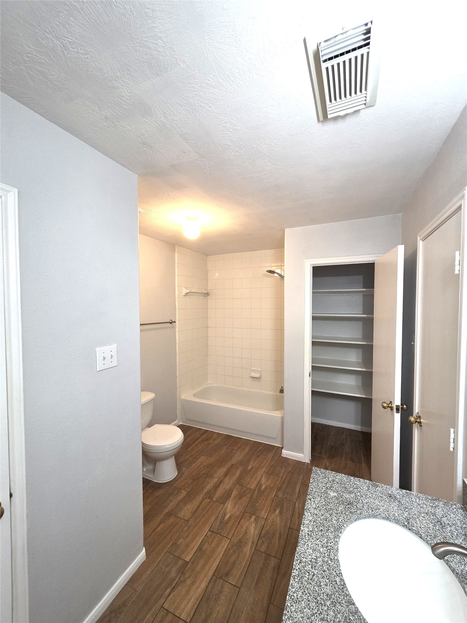3110 Silverstag Trail Lane, Houston, TX 77073 Master Bath