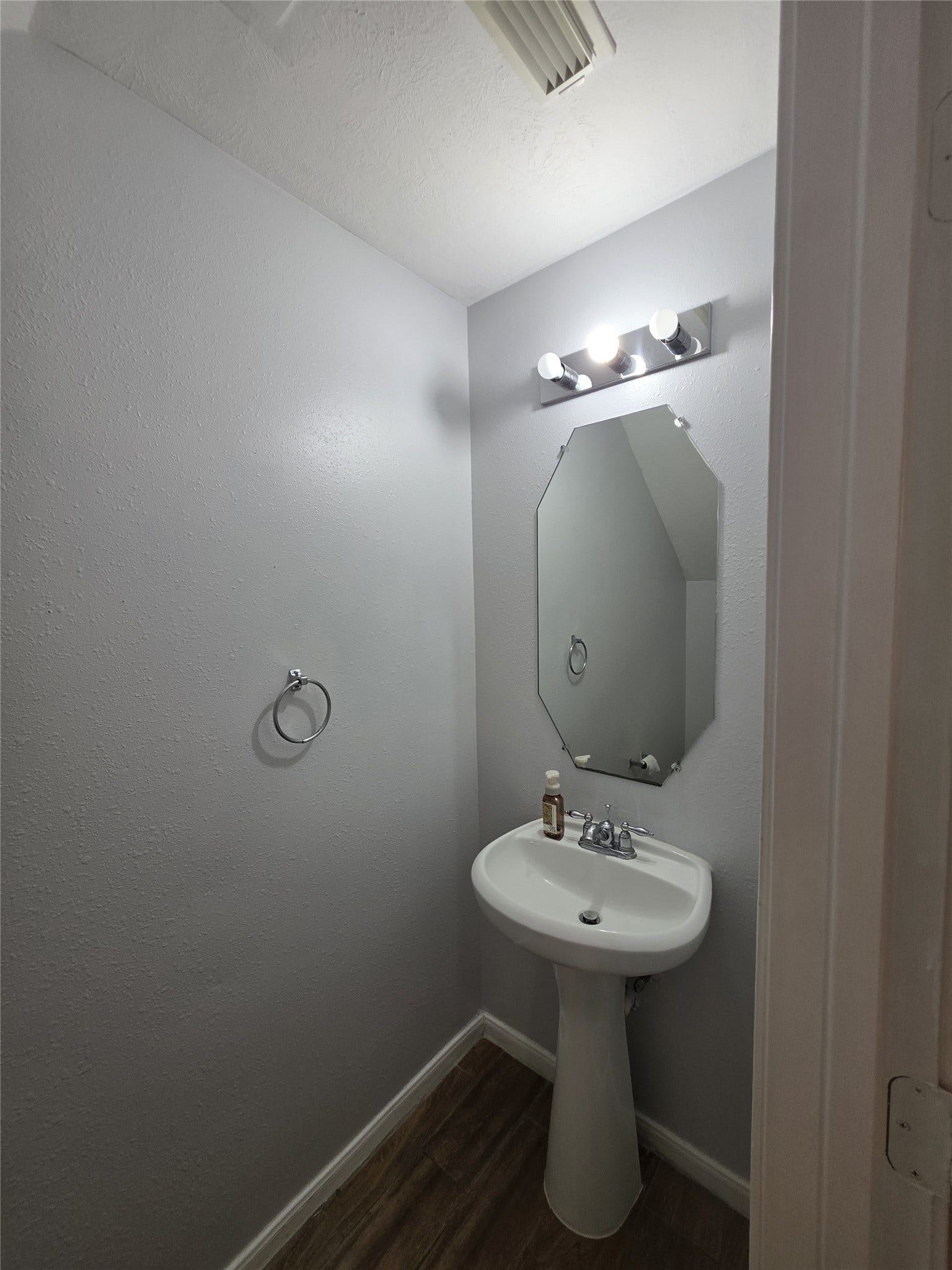3110 Silverstag Trail Lane, Houston, TX 77073 Powder Room