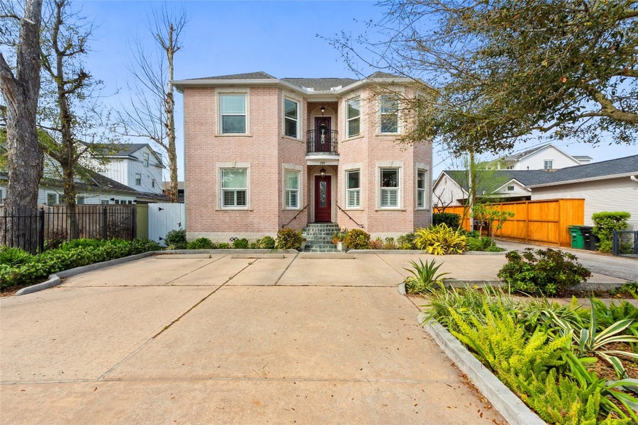 Property photo for 319 W 10th Street, Houston, TX